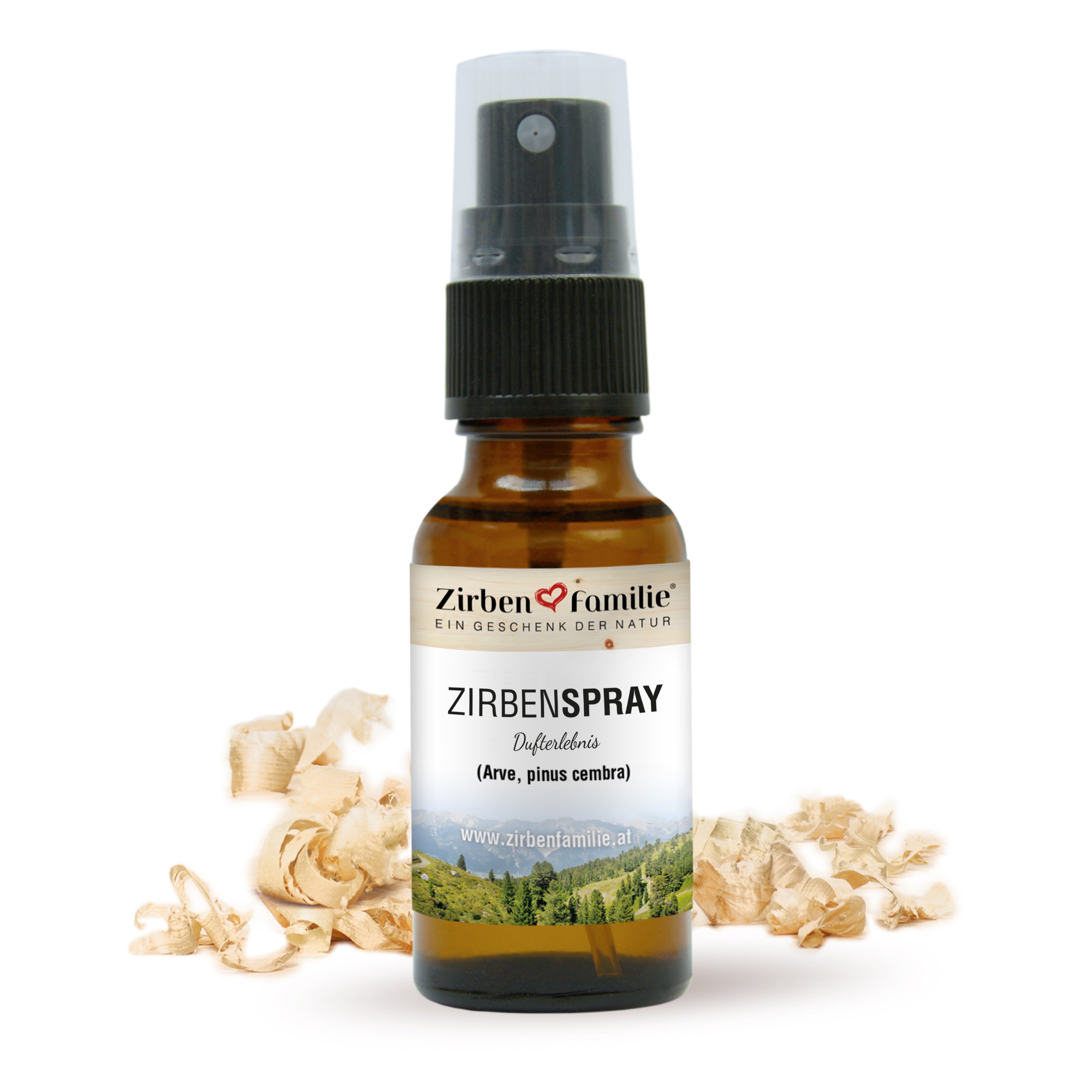 Das ZirbenSpray 20 ml befindet sich in einer Braunglasflasche mit Sprühaufsatz, umgeben von Holzspänen – ideal für Raumlufterfrischung mit natürlichem ZirbenÖl.