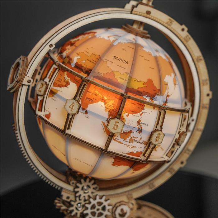 Eine Nahaufnahme des beleuchteten 3D-Holzpuzzles Globus zeigt komplizierte sichtbare Zahnräder und hervorgehobene Länder wie Russland und Indien, die alle mit präziser CO2-Laserschneidetechnologie gefertigt wurden.