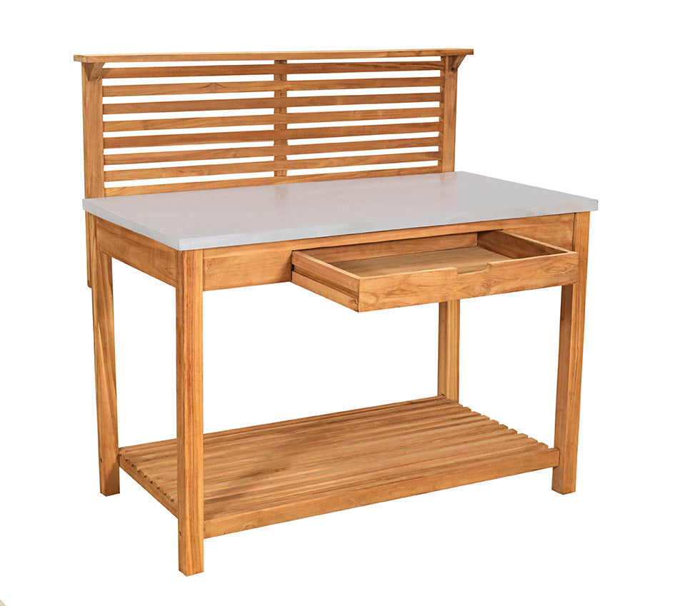 Der Pflanztisch Teak verfügt über eine Lattenrückwand, eine offene untere Ablage und eine ausziehbare Schublade unter seiner glatten Tischplatte.