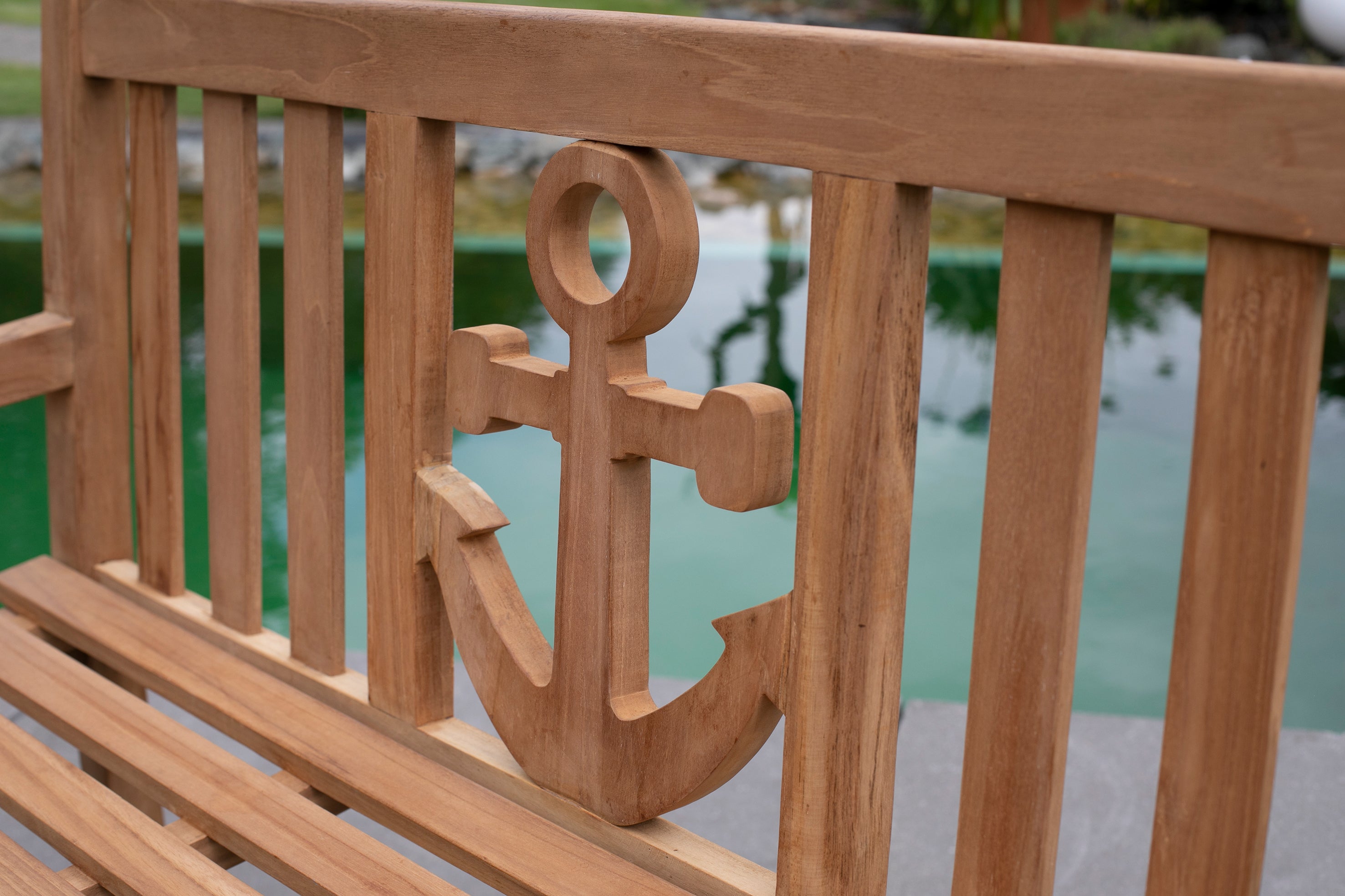 Die Teak-Gartenbank Anker aus massivem Naturholz mit Ankerdesign in der Rückenlehne ist perfekt als Outdoor-Möbel am Teich oder kleinen Gewässern geeignet.