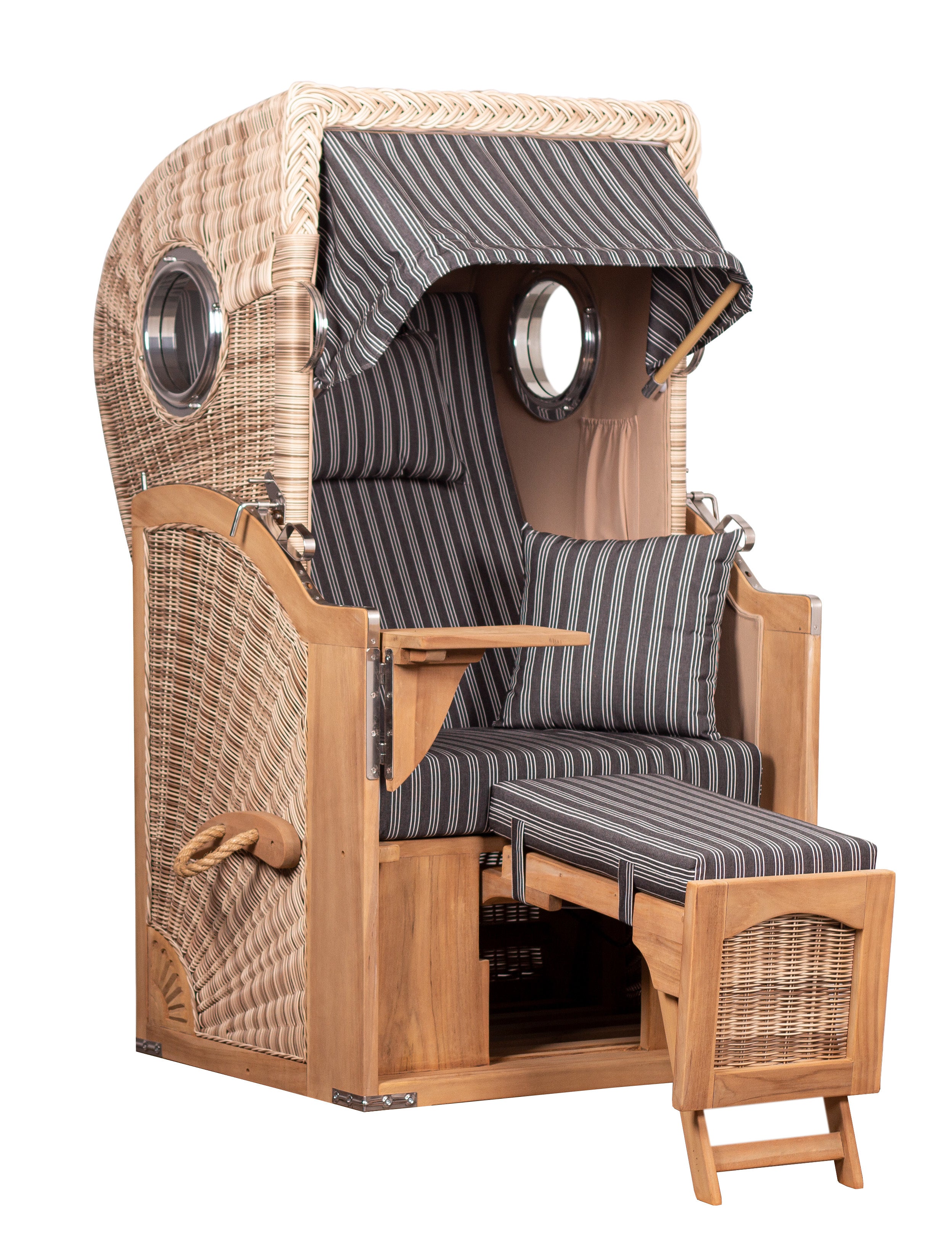 Strandkorb 1-Sitzer grau mit Nadelstreifen: Hochwertiger Outdoor-Strandkorb aus Teak-Holz mit gestreiften Polstern, verstellbarem Dach, Fußstütze und Holzseitentischen – stilvolle Entspannung für draußen.