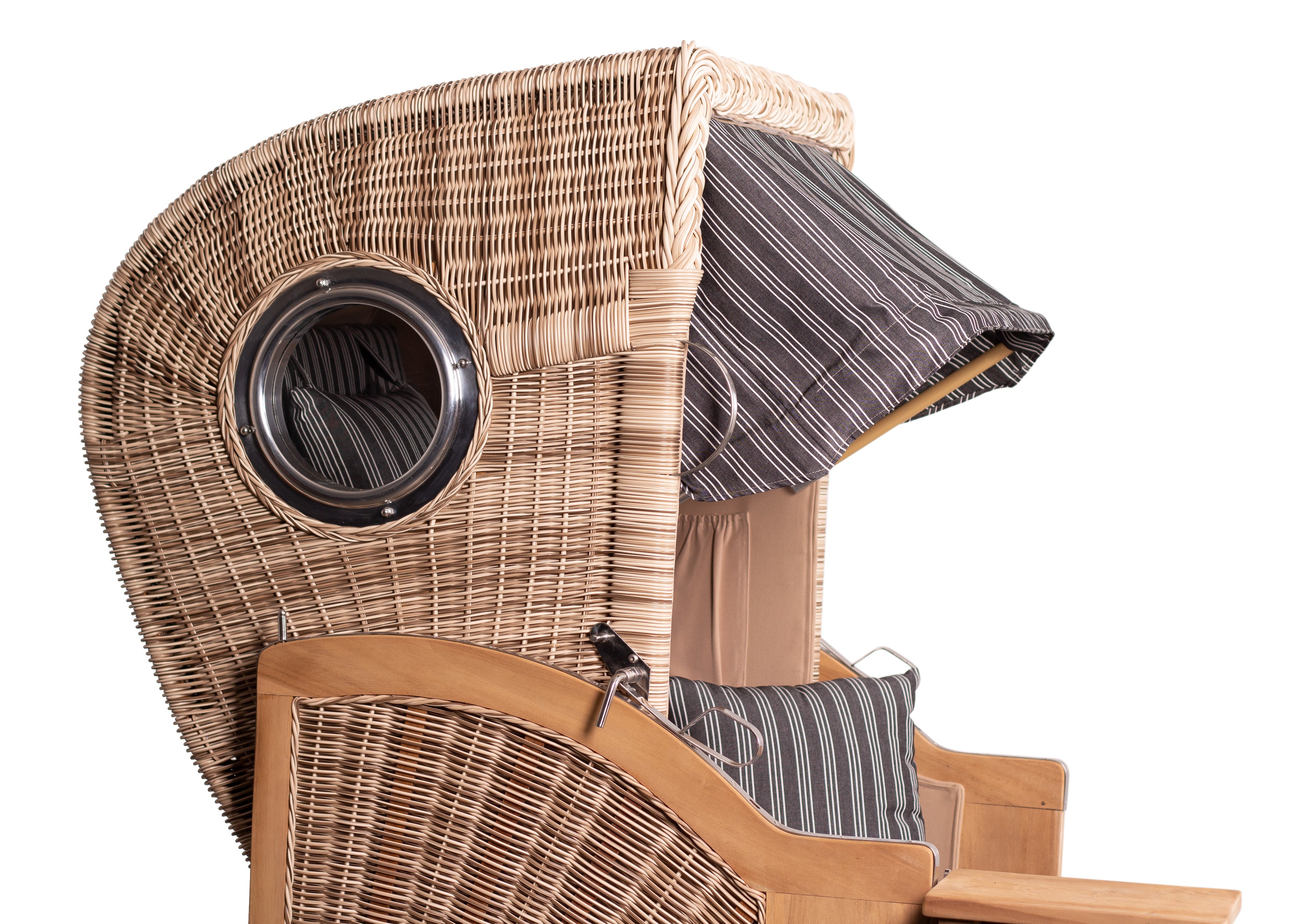 Strandkorb 1-Sitzer grau mit Nadelstreifen: Komfortabler Outdoor-Möbel-Beachchair mit gestreiftem Stoff, Seitensichtfenster und Kissen – ideal zum Entspannen am Meer.