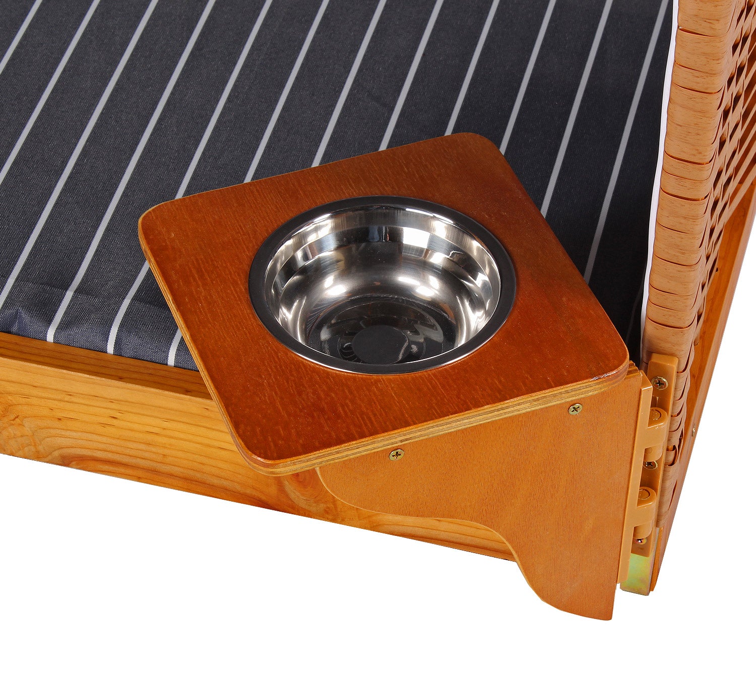 Der Strandkorb für Hunde, blau, besteht aus einem Metallnapf in einem Halter aus Wacholderholz, befestigt an einem Hundestrandstuhl mit gestreiftem Kissen und wetter- und UV-beständigem PE-Geflecht.