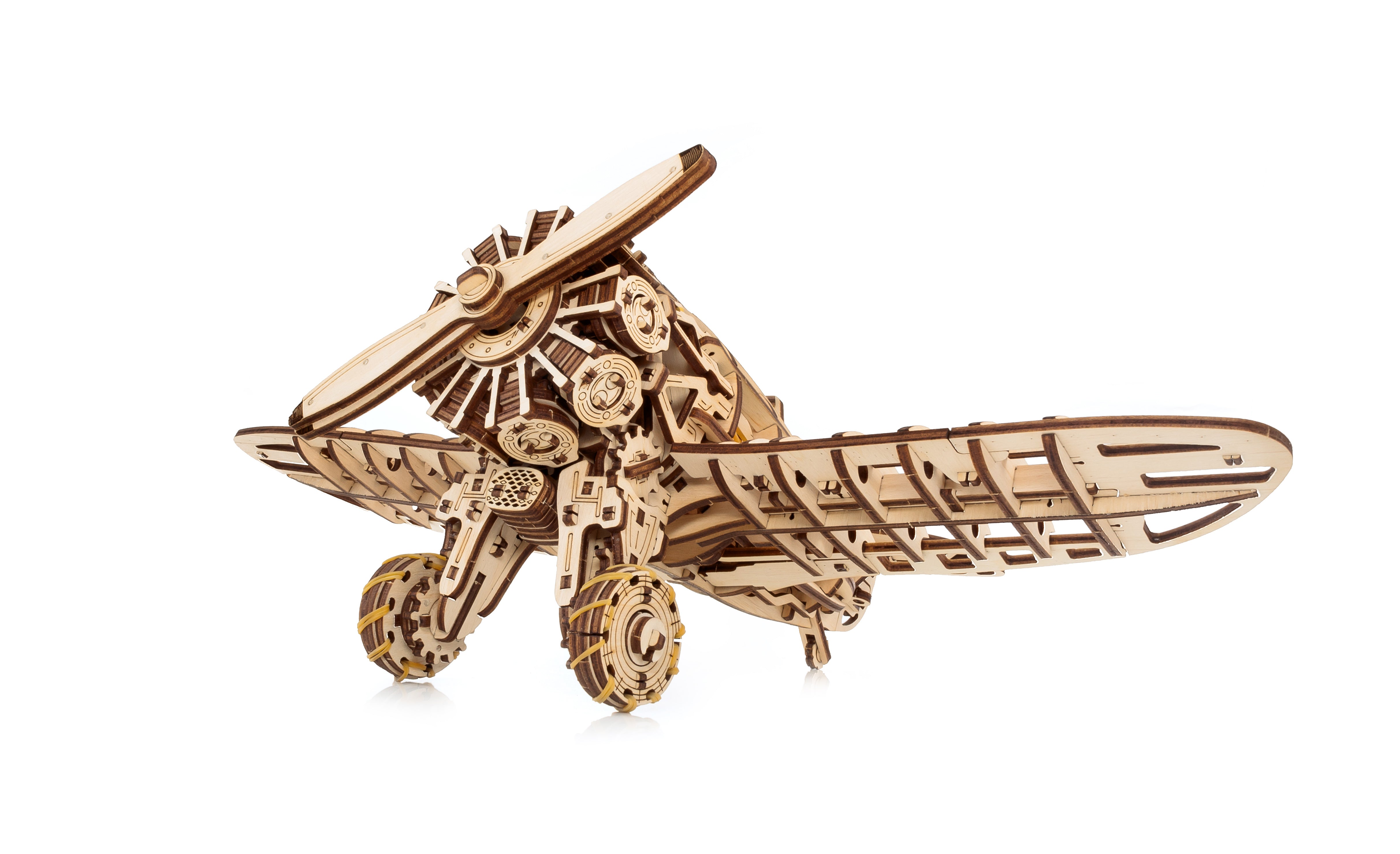 Das 3D-Holzpuzzle „Flugzeug“ ist ein mechanisches Flugzeugmodell aus Holz mit sichtbaren Zahnrädern und komplizierten Details, das vor einem weißen Hintergrund dargestellt ist.