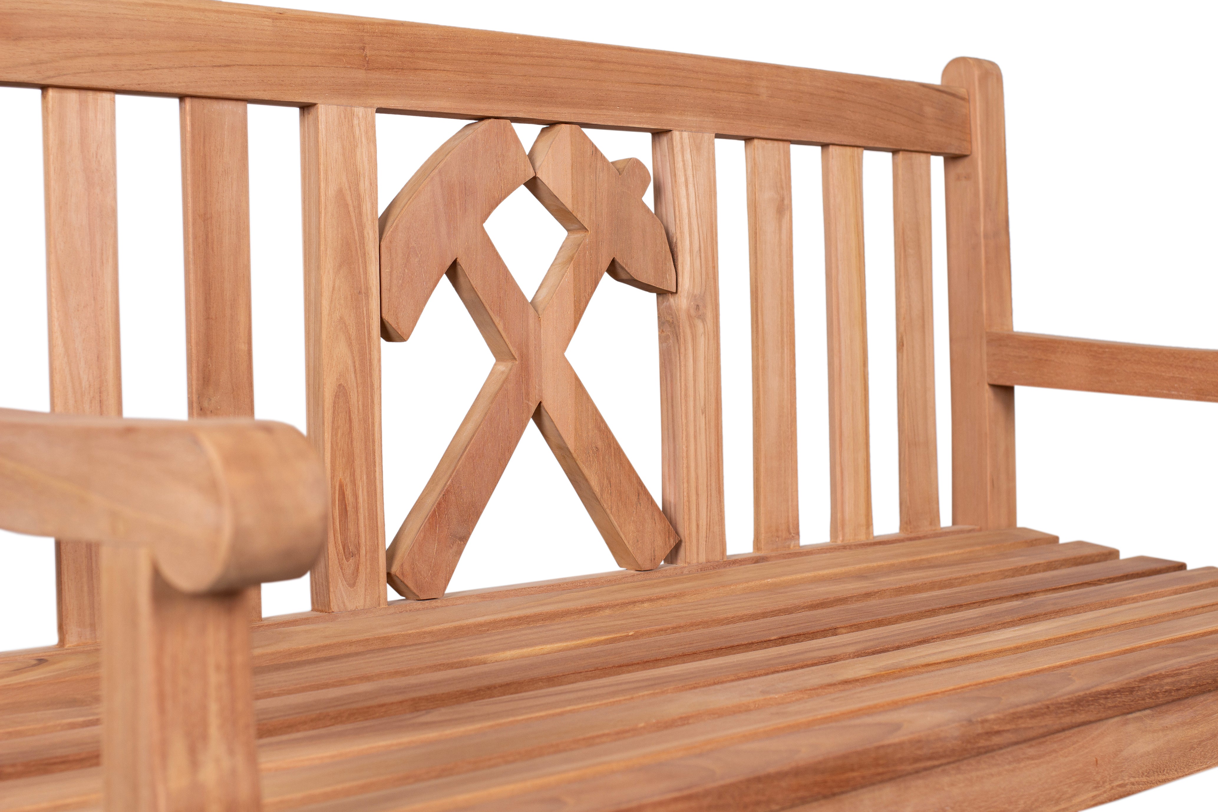 Die Motivbänke Teak sind aus naturbelassenem Massivholz gefertigt. Kunstvoll sind Hammer und Pickel in der Rückenlehne – ein einzigartiges Outdoor-Möbelstück.