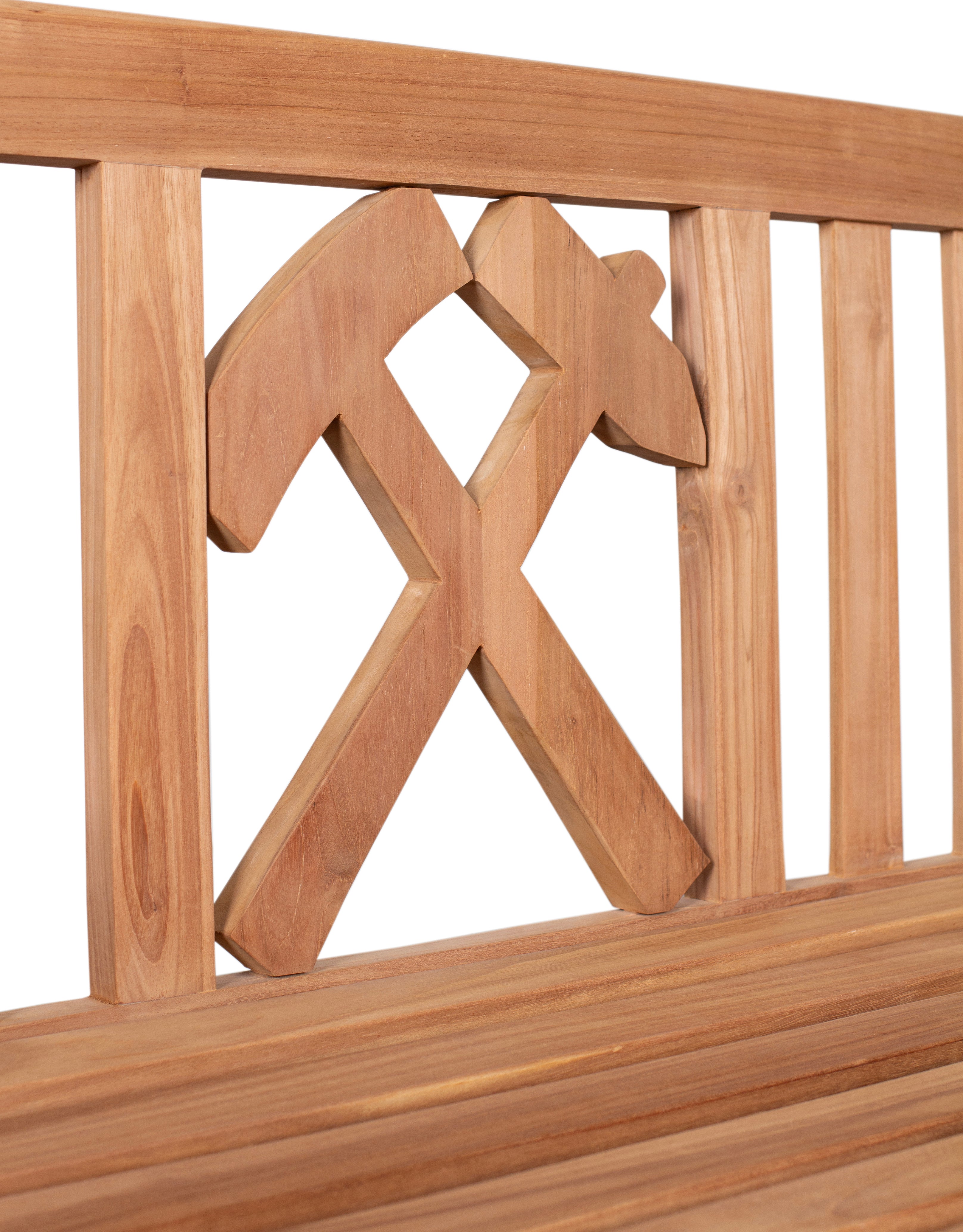 Die Motivbänke Teak aus naturbelassenem Massivholz mit geschnitztem Hammer-und-Schlegel-Design auf der Rückenlehne sind ein einzigartiges Outdoor-Möbelstück für Ihren Garten.