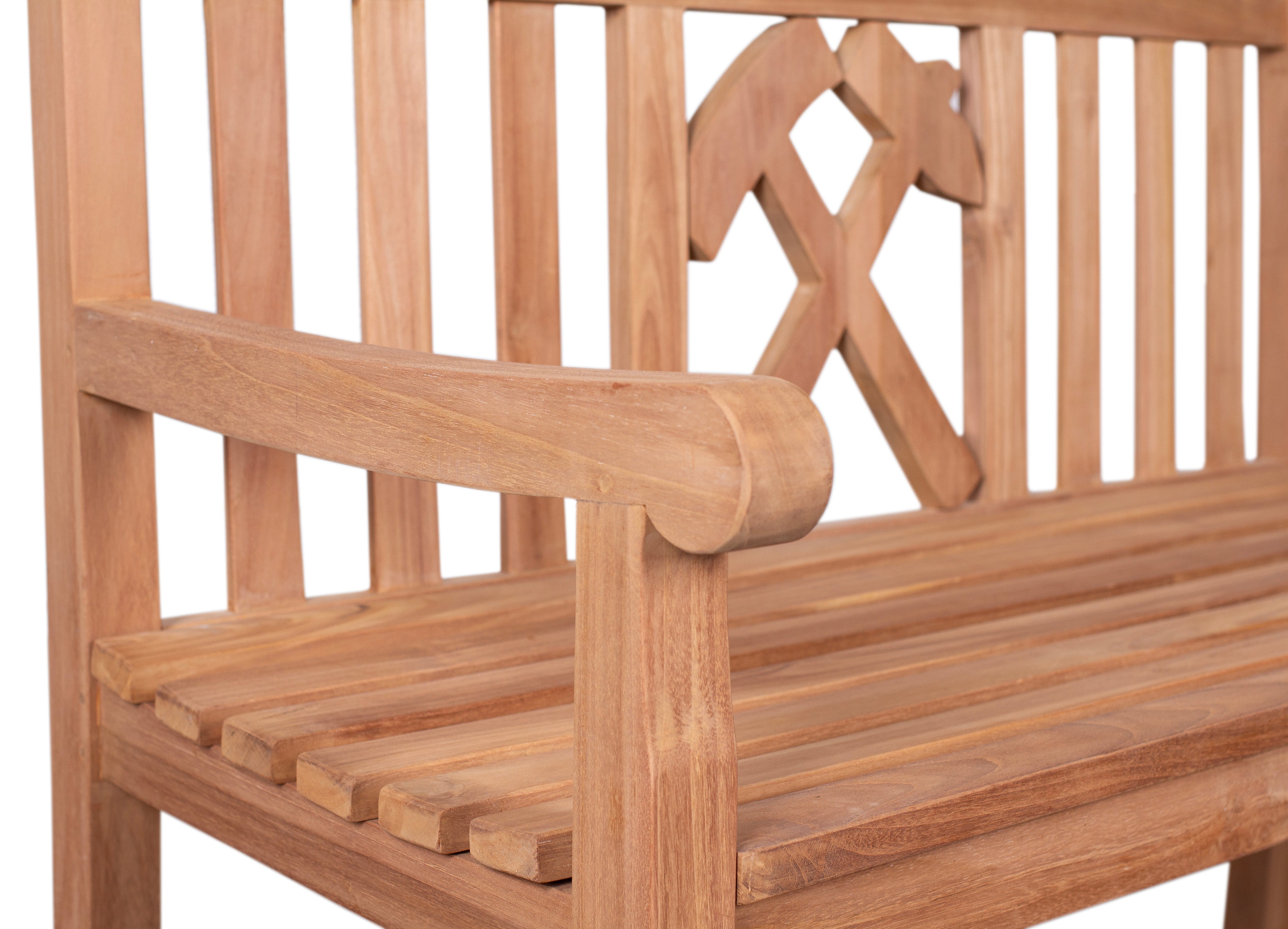 Nahaufnahme der Motivbänke-Teakholzbank aus naturbelassenem Massivholz mit geschnitztem gekreuztem Hammer und Spitzhacke auf der Rückenlehne – perfekt als einzigartiges Outdoor-Möbel.