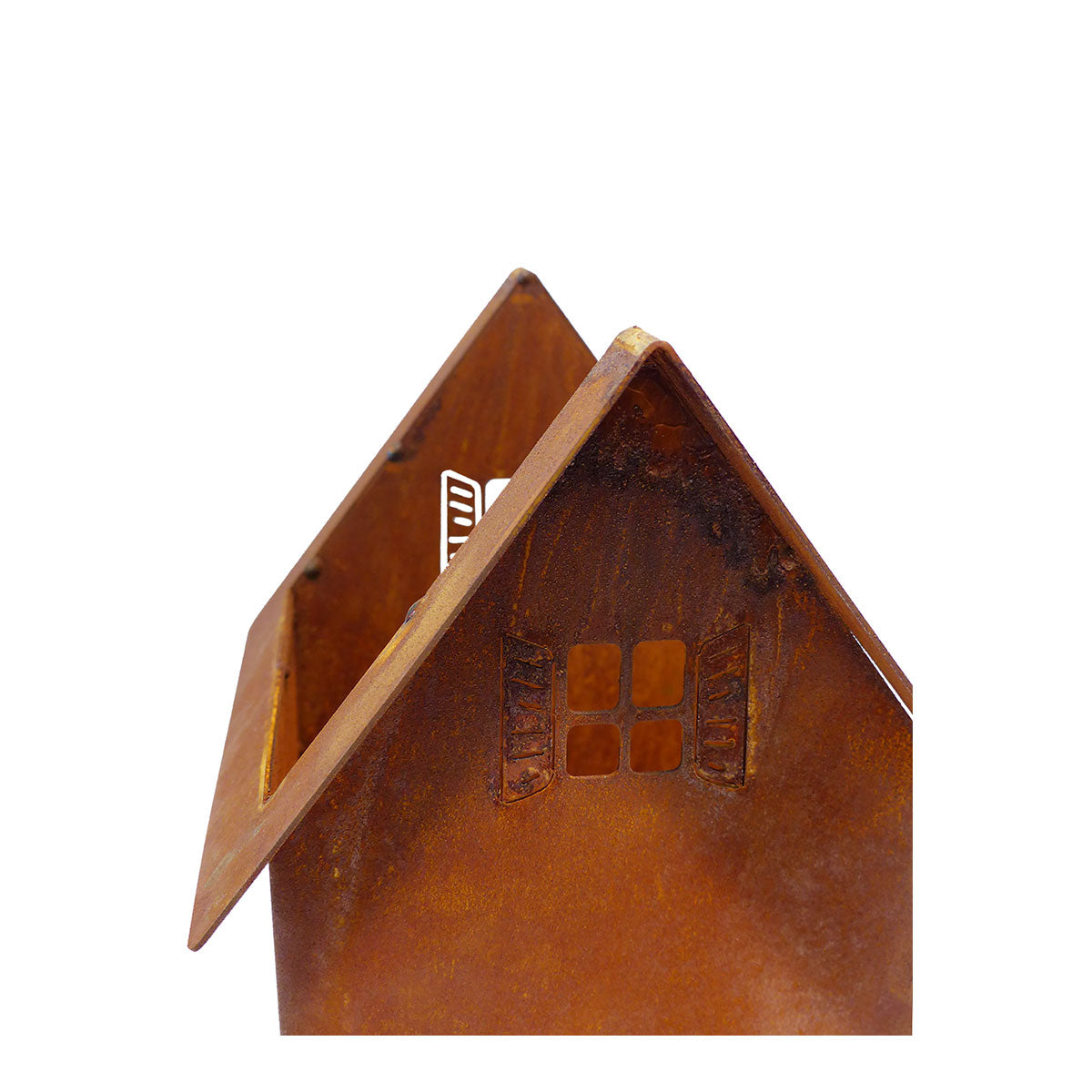 Set Haus zum Bepflanzen, Edelrost: Rustikale Metallskulptur mit ausgestanzten Fenstern und Dach im Edelrost-Look – ideal als Deko oder besonderer Pflanztopf, freigestellt vor weißem Hintergrund.
