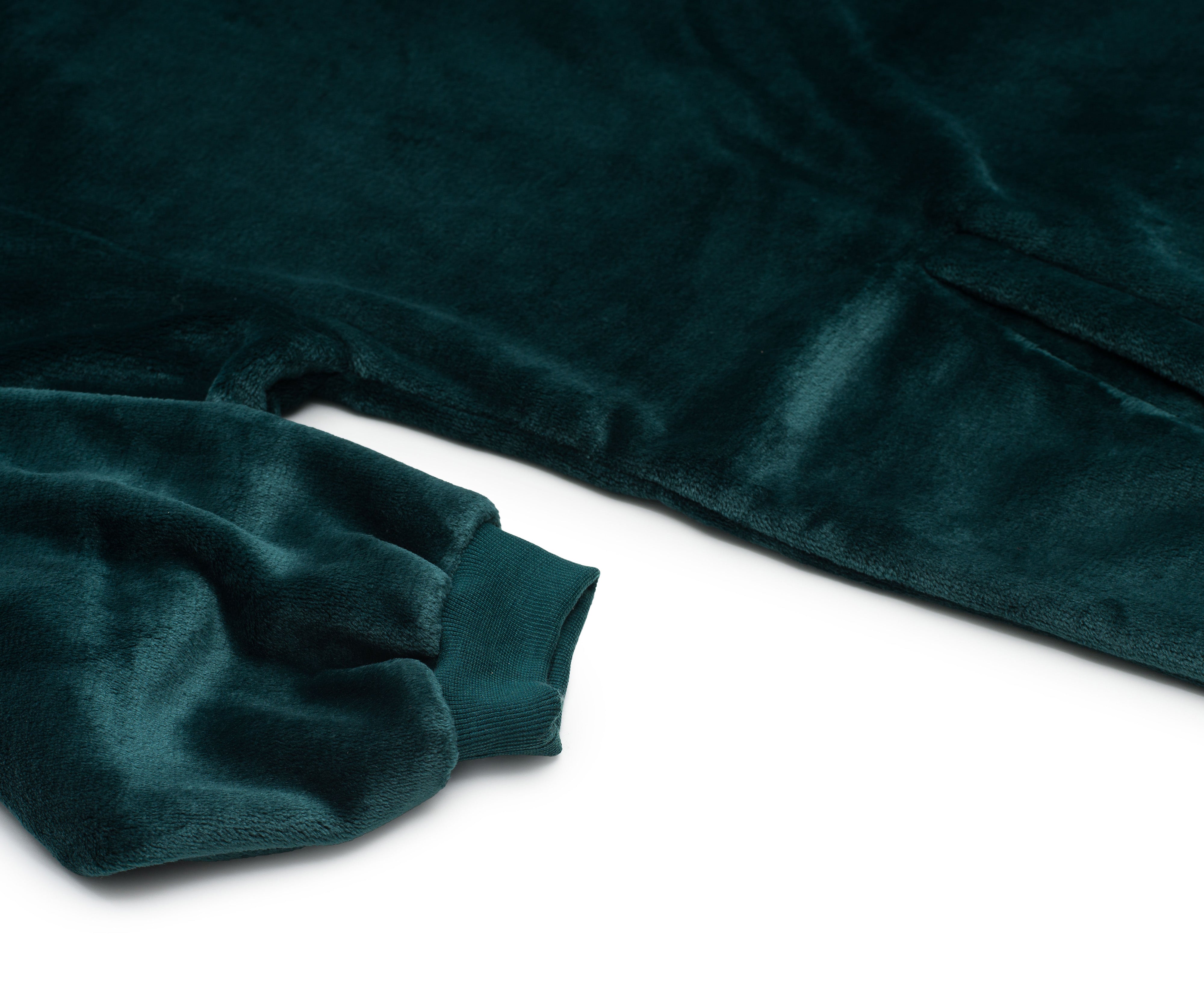 Der Hoodie mit Kapuze ist ein dunkelgrüner Velours-Deckenhoodie mit langen Ärmeln, sichtbaren Bündchen, Taschendetail und aus weicher Mikrofaser in Universalgröße. Abgebildet auf weißem Hintergrund.