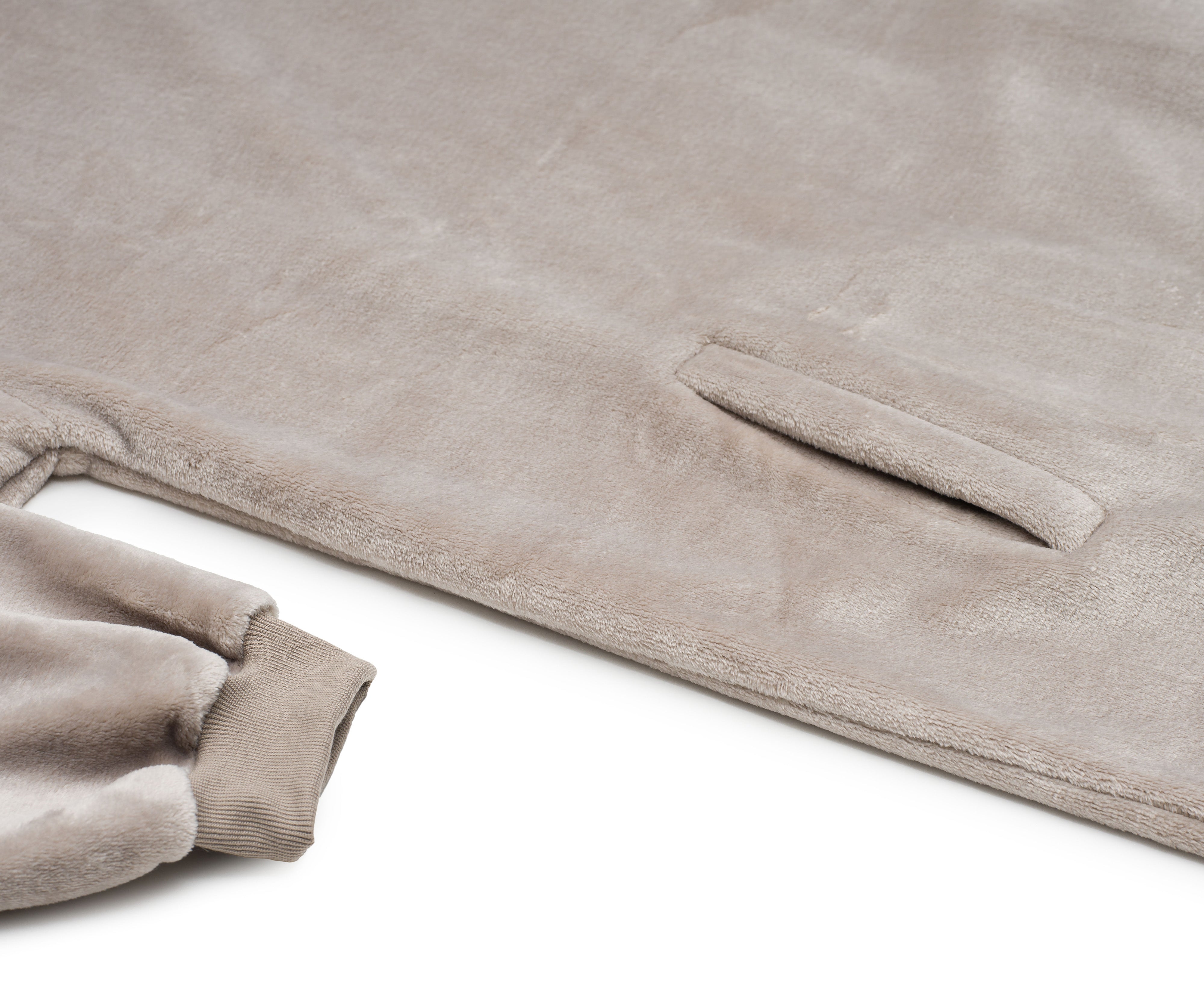Nahaufnahme eines hellbraunen Kapuzenpullovers aus Mikrofaser-Fleece mit Kapuze, einer Tasche und gerippten Ärmelbündchen – ideal für gemütlichen Komfort in Universalgröße.