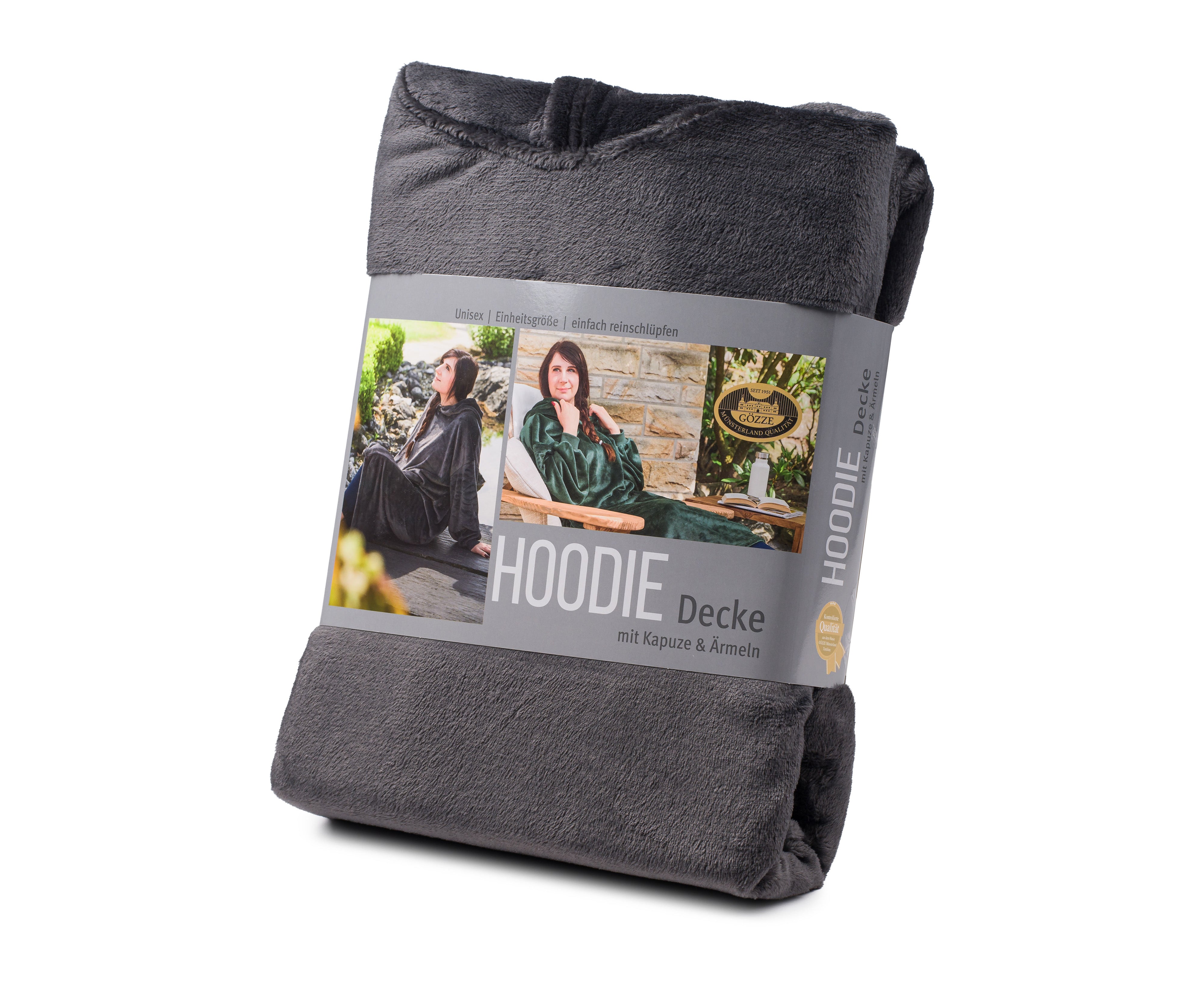 Ein gefalteter dunkelgrauer Hoodie mit Kapuze in Universalgröße aus Mikrofaser, mit Verpackung, auf der eine Frau ihn draußen trägt.