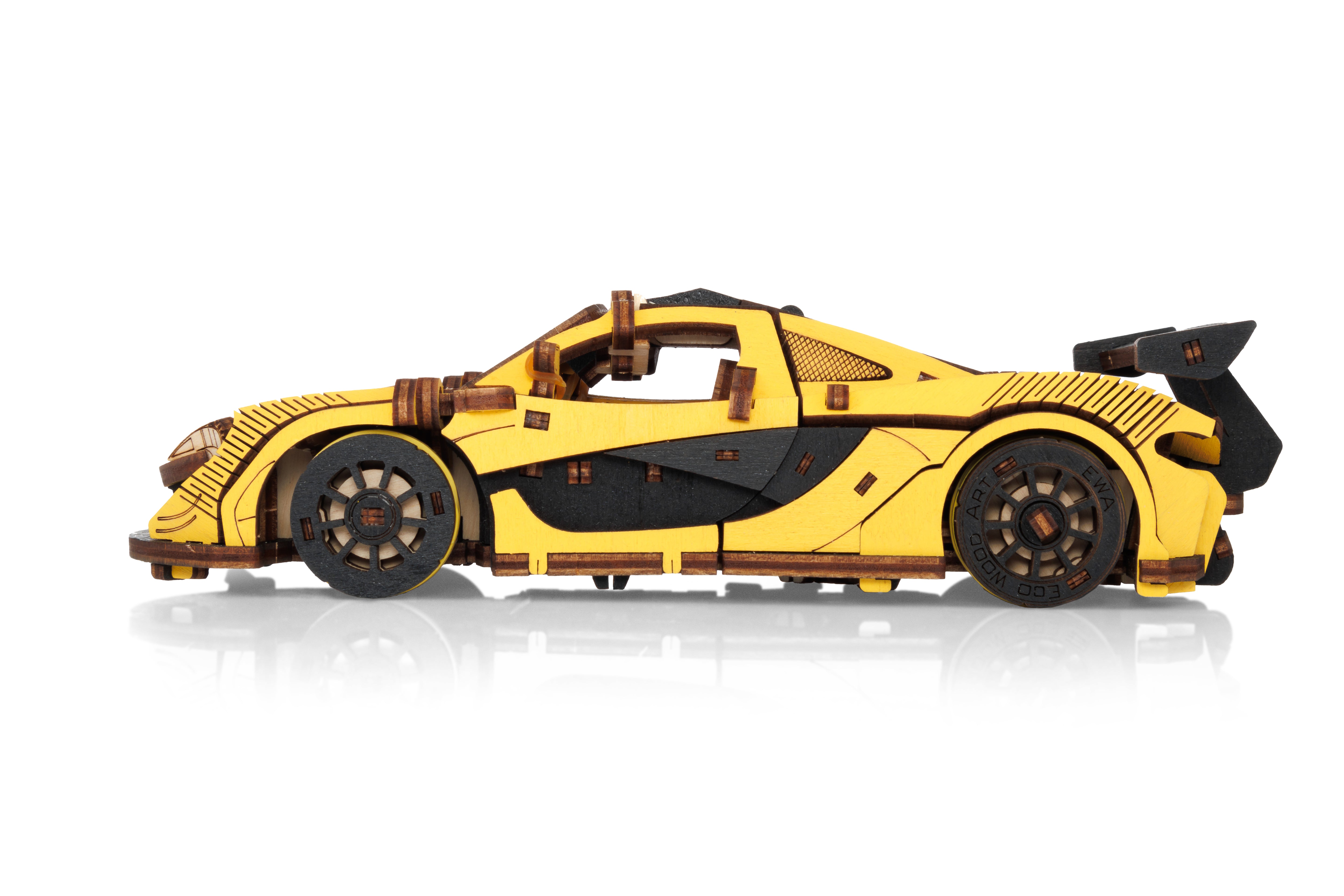 Das 3D-Holzpuzzle „Rennwagen gelb“ ist ein gelbes Holzmodell mit schwarzen Details, seitlich vor weißem Hintergrund dargestellt – ideal für Rennsportbegeisterte und Modellbau-Fans.