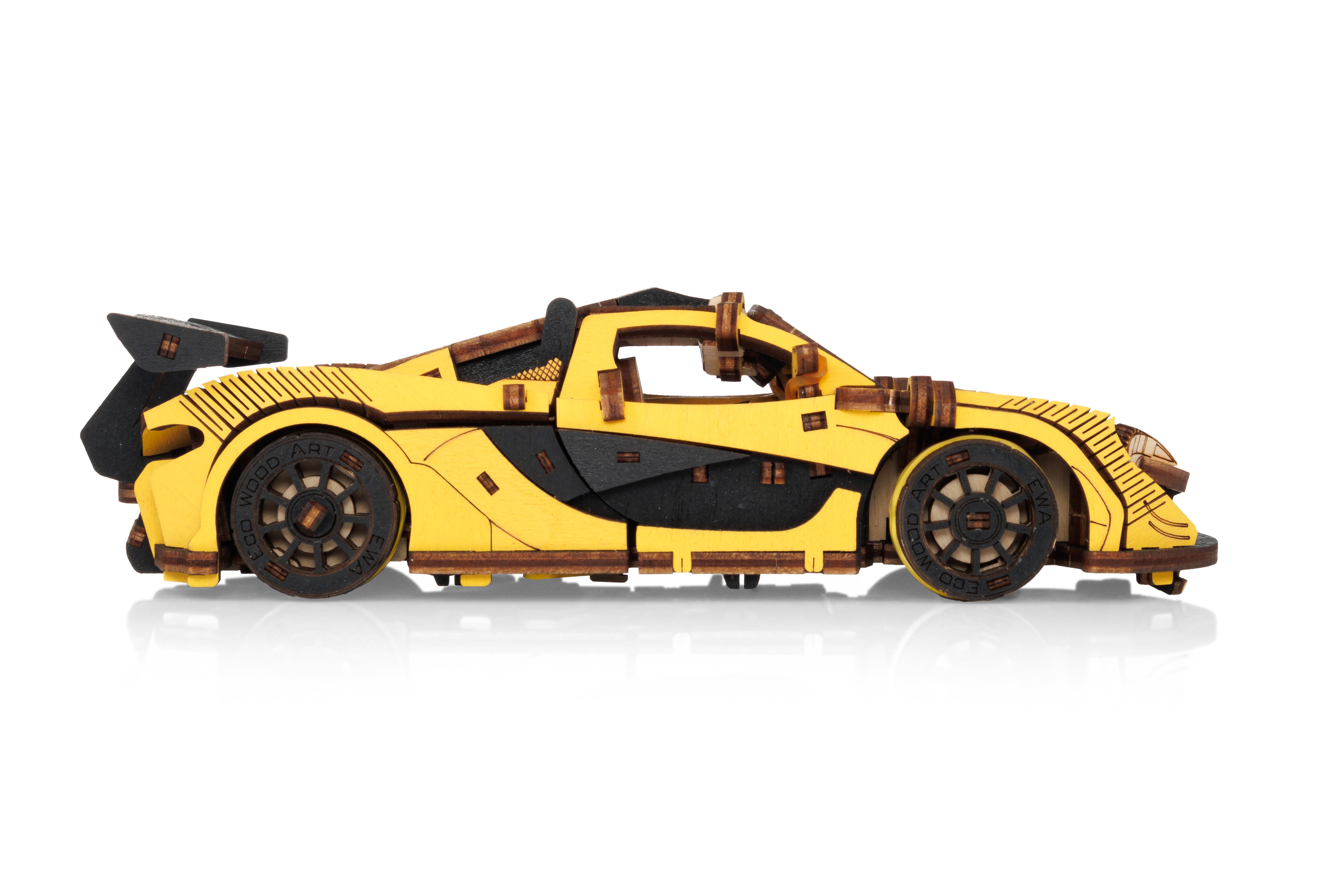 Das 3D-Holzpuzzle „Racing Car gelb“ ist ein gelb-schwarzes Modellauto mit detailreichen Details, im Profil auf weißem Hintergrund dargestellt – ideal für Modellbau-Fans und Rennsportbegeisterte.
