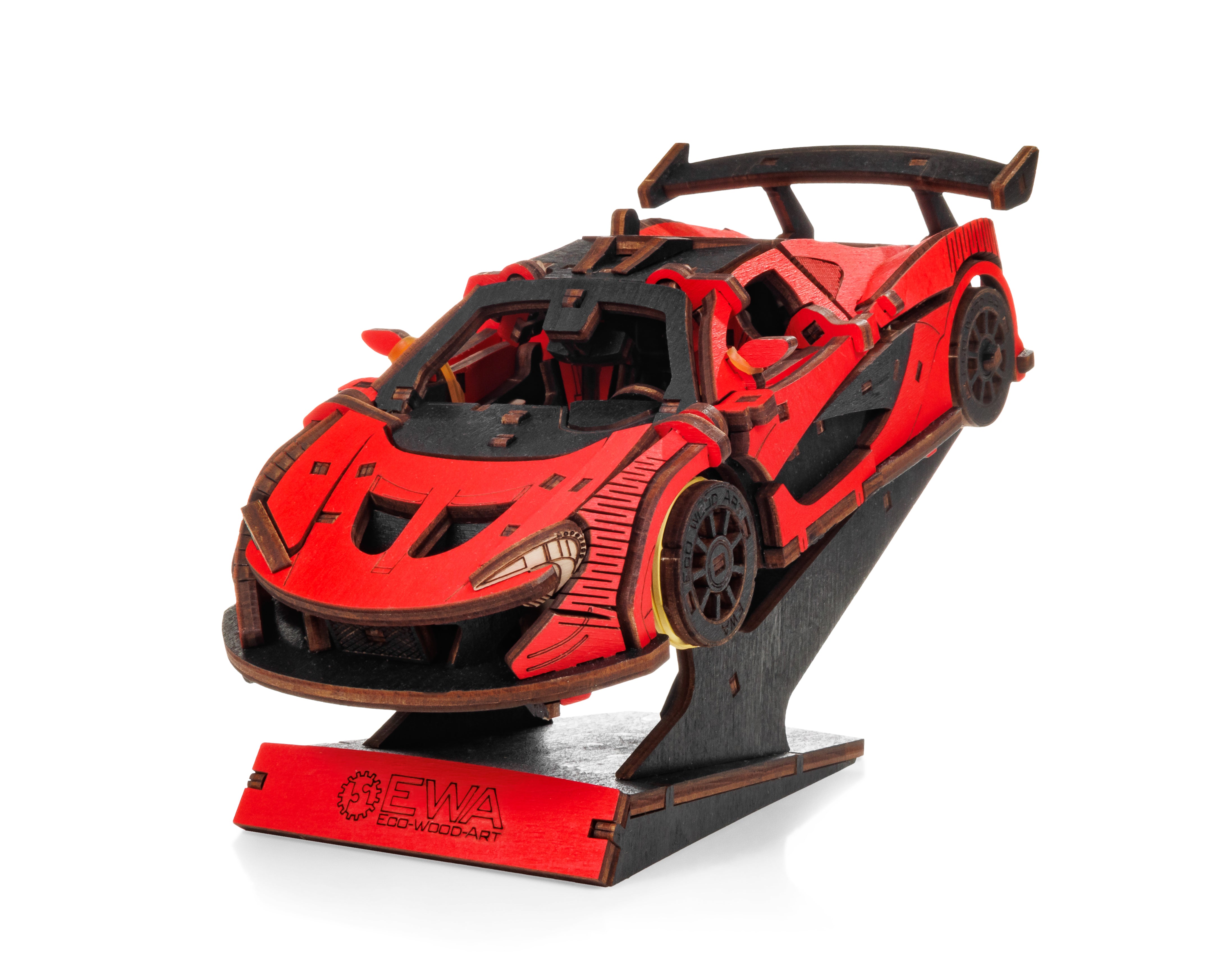 Das 3D-Holzpuzzle „Racing Car rot“ ist ein rotes Sportauto-Modell aus Holz auf einem schwarz-roten Ständer, schräg nach oben präsentiert – perfekt für Modellbau-Fans und Rennsportbegeisterte.