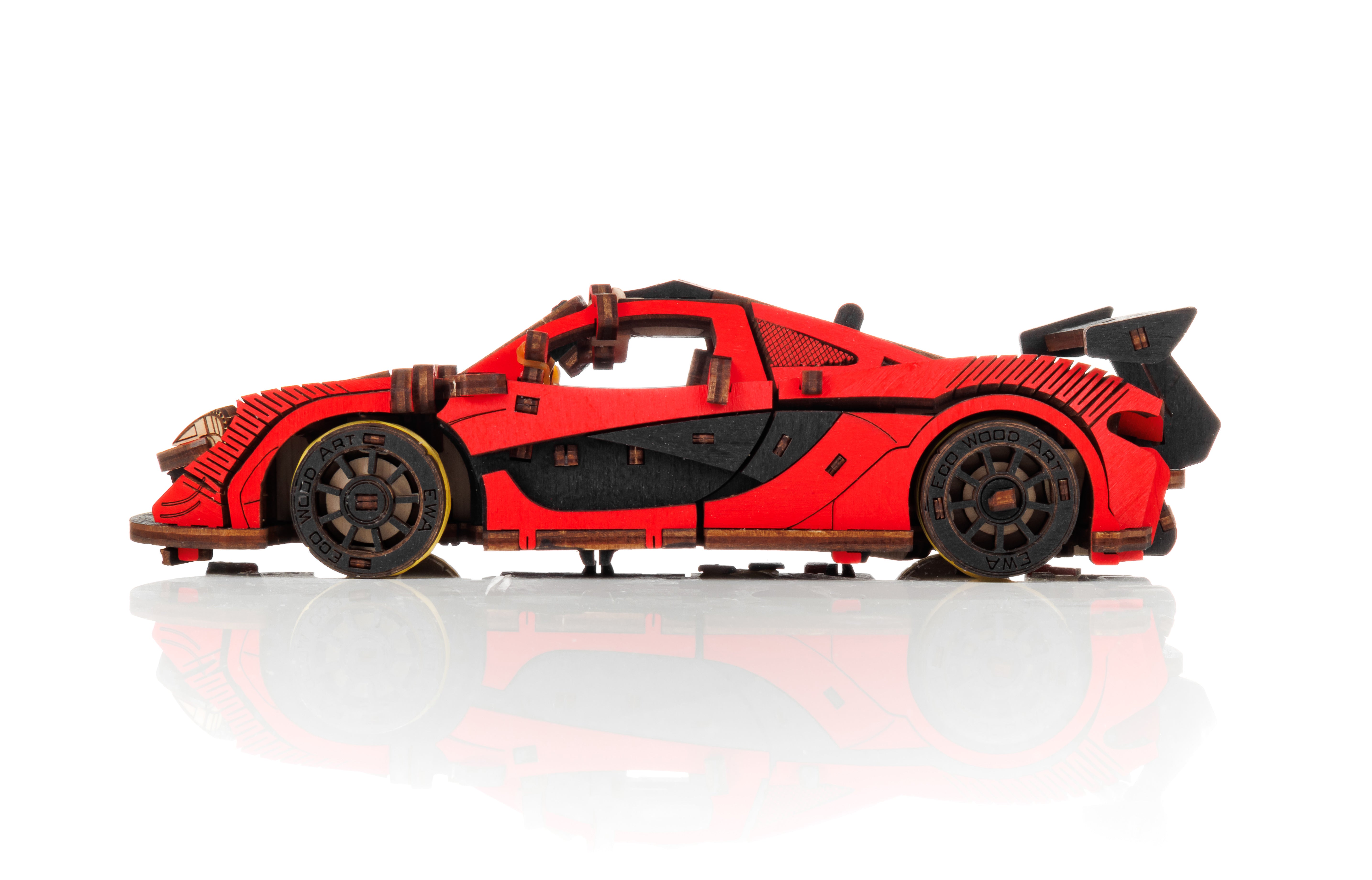 Das 3D-Holzpuzzle „Racing Car rot“ begeistert Modellbau-Fans mit seinem detailreichen Design in Rot und Schwarz, präsentiert im Seitenprofil auf weißem Hintergrund.