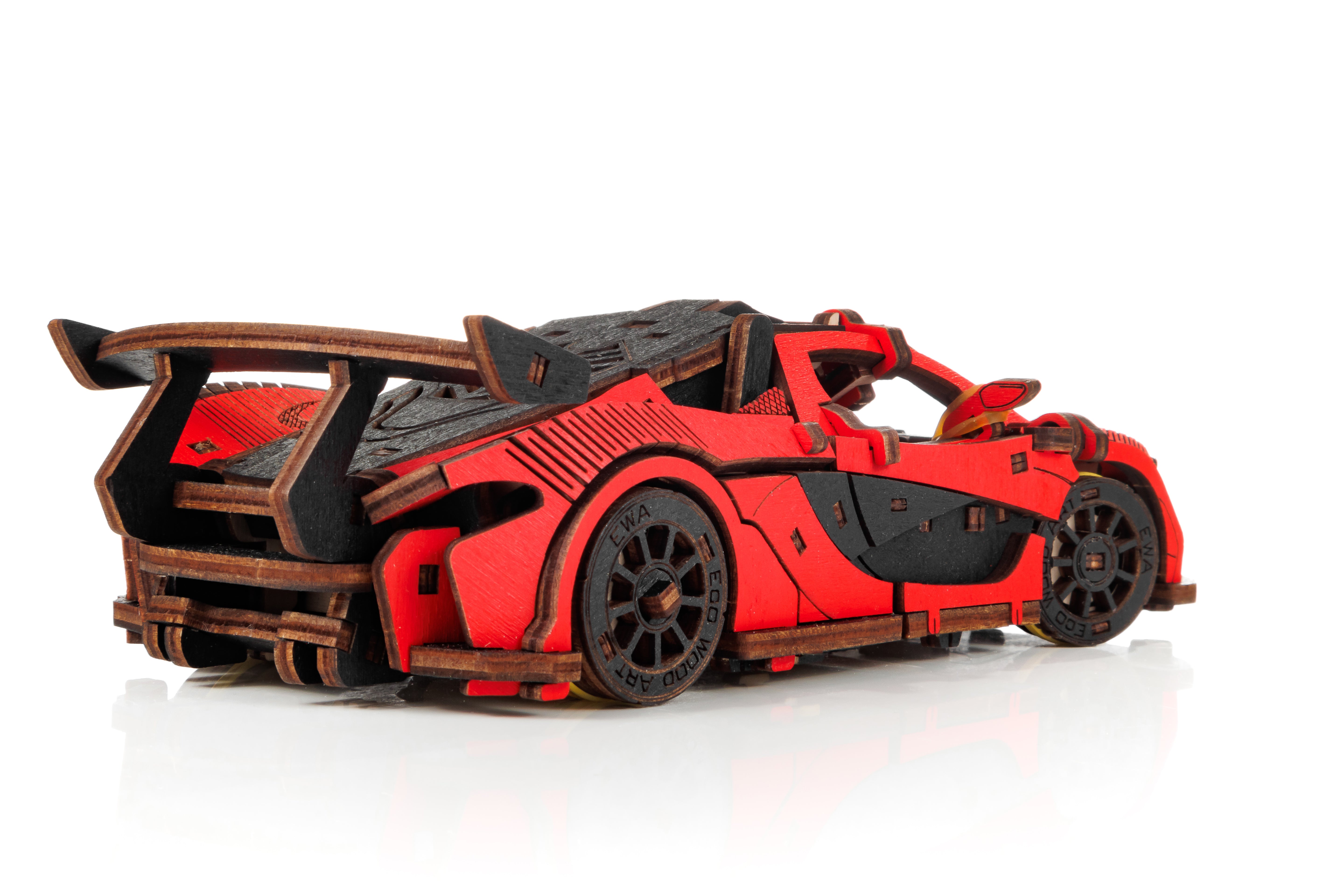Das 3D-Holzpuzzle „Racing Car rot“ zeigt einen roten Rennwagen aus Holz mit schwarzen Details von hinten auf weißem Hintergrund – ideal für Rennsportfans und Modellbau-Enthusiasten.