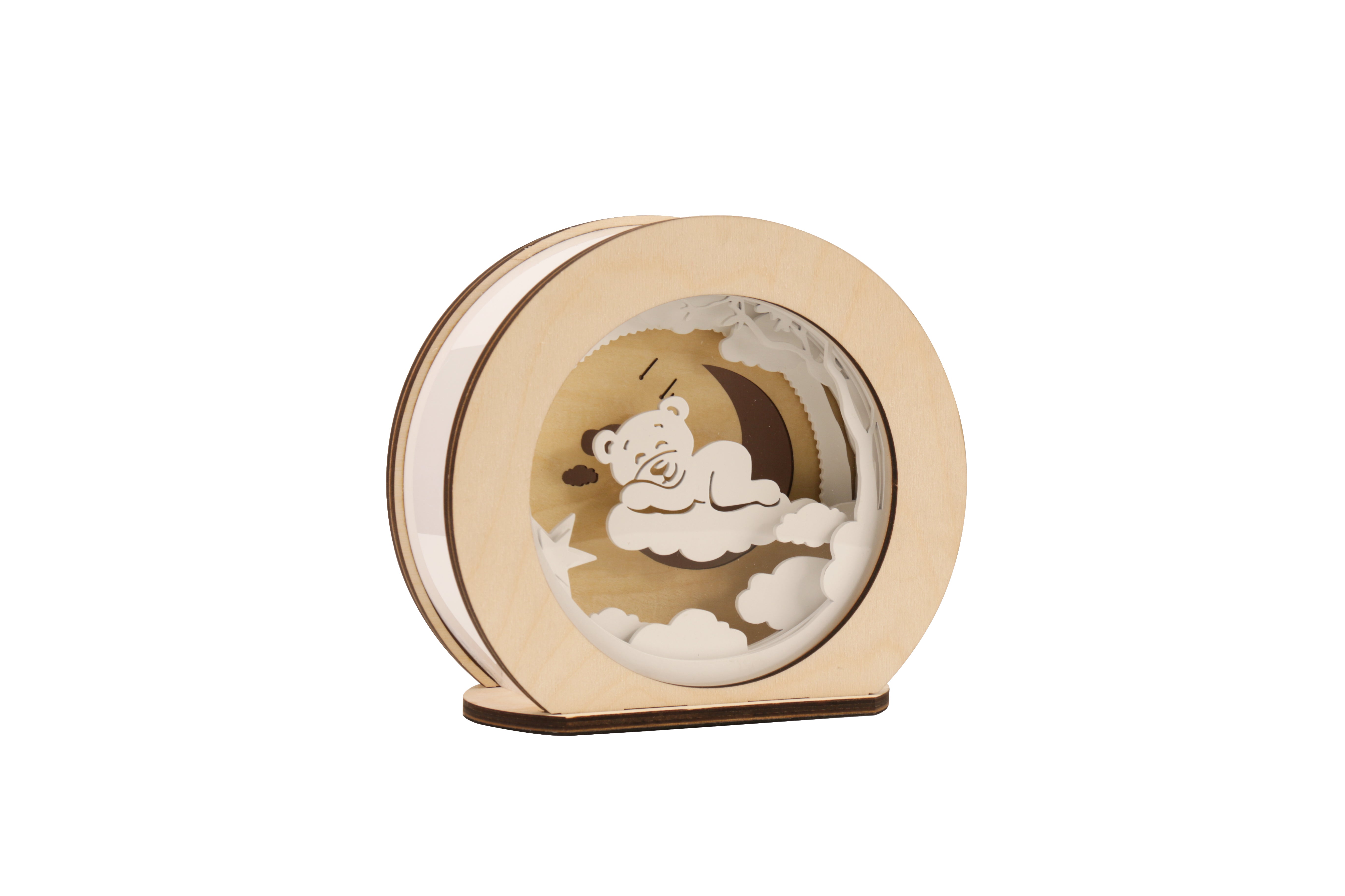 Die Magic Light 3D Holz-Nachtlampe Wolkenbär zeigt einen schlafenden Bären auf einer Wolke vor Mond und Sternen und schafft mit moderner LED-Technologie eine beruhigende Atmosphäre im Kinderzimmer.