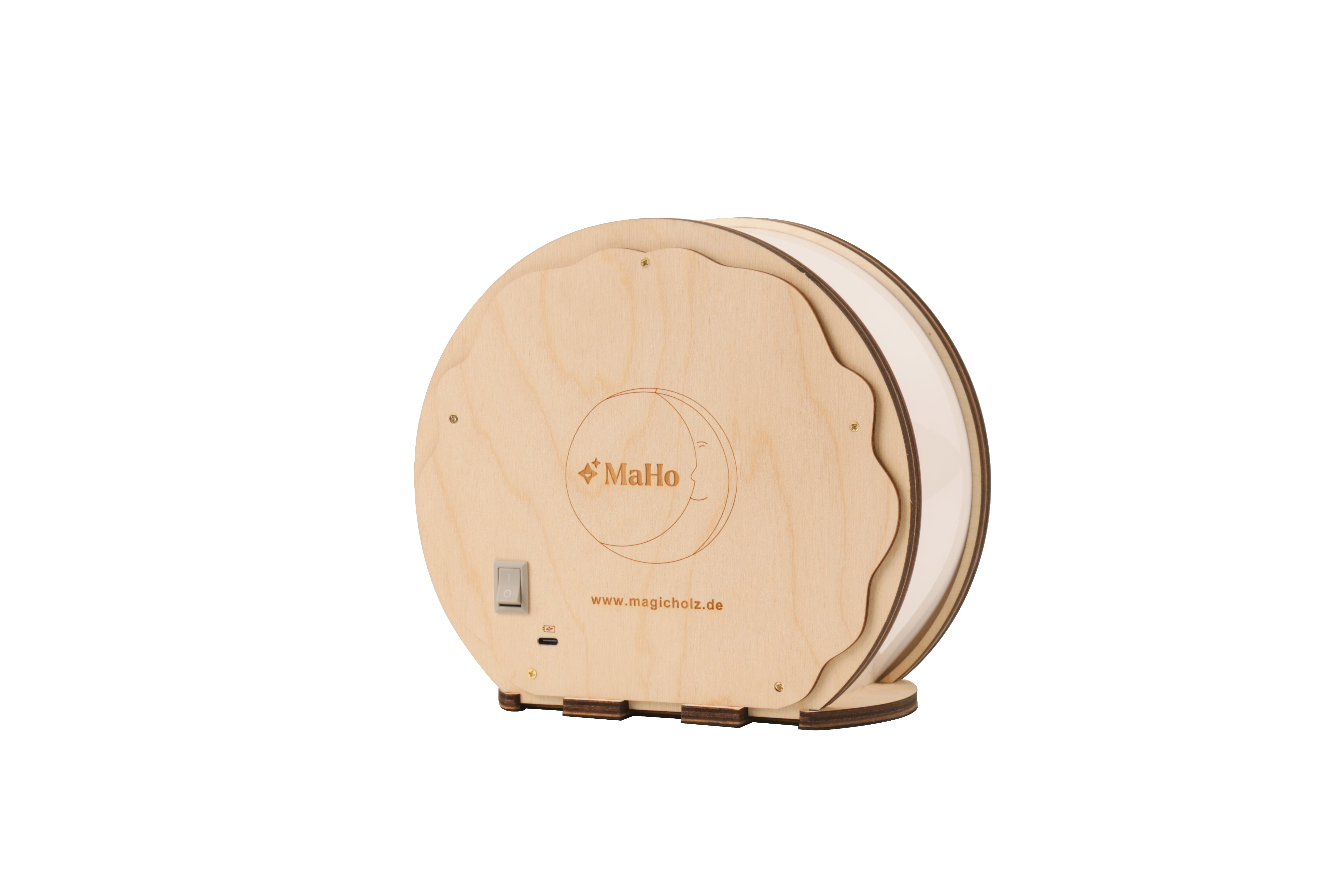 Die Magic Light 3D Holz-Nachtlampe Fee ist ein rundes Nachtlicht aus Holz mit MaHo-Logo, Schalter, Anschluss und Website auf der Vorderseite und verfügt über moderne LED-Technologie.