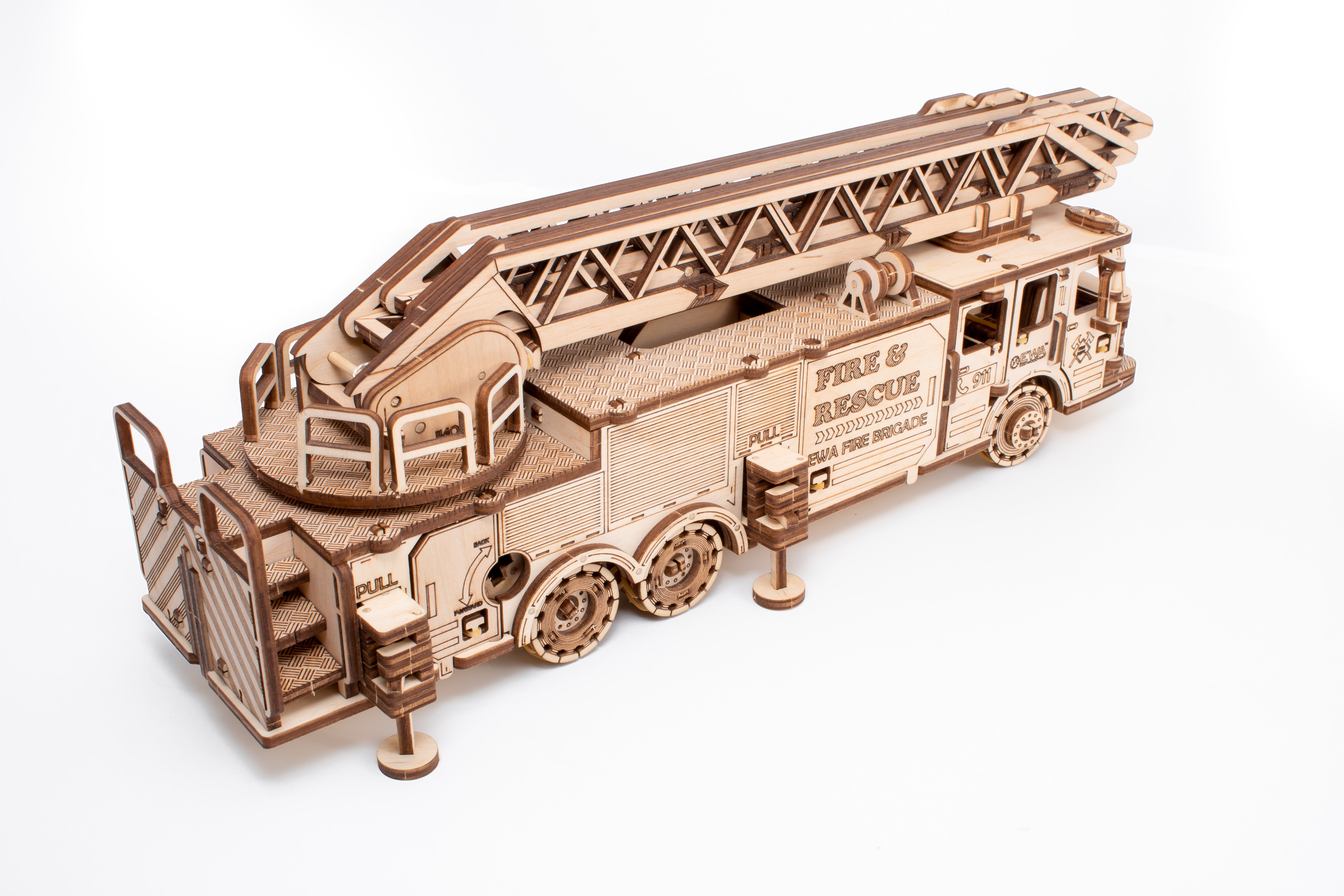 3D-Holzpuzzle, Mechanisches Feuerwehrauto: Hochwertiges Holzmodell eines Feuerwehrwagens mit ausziehbarer Leiter und FIRE & RESCUE Beschriftung – fördert die Feinmotorik.