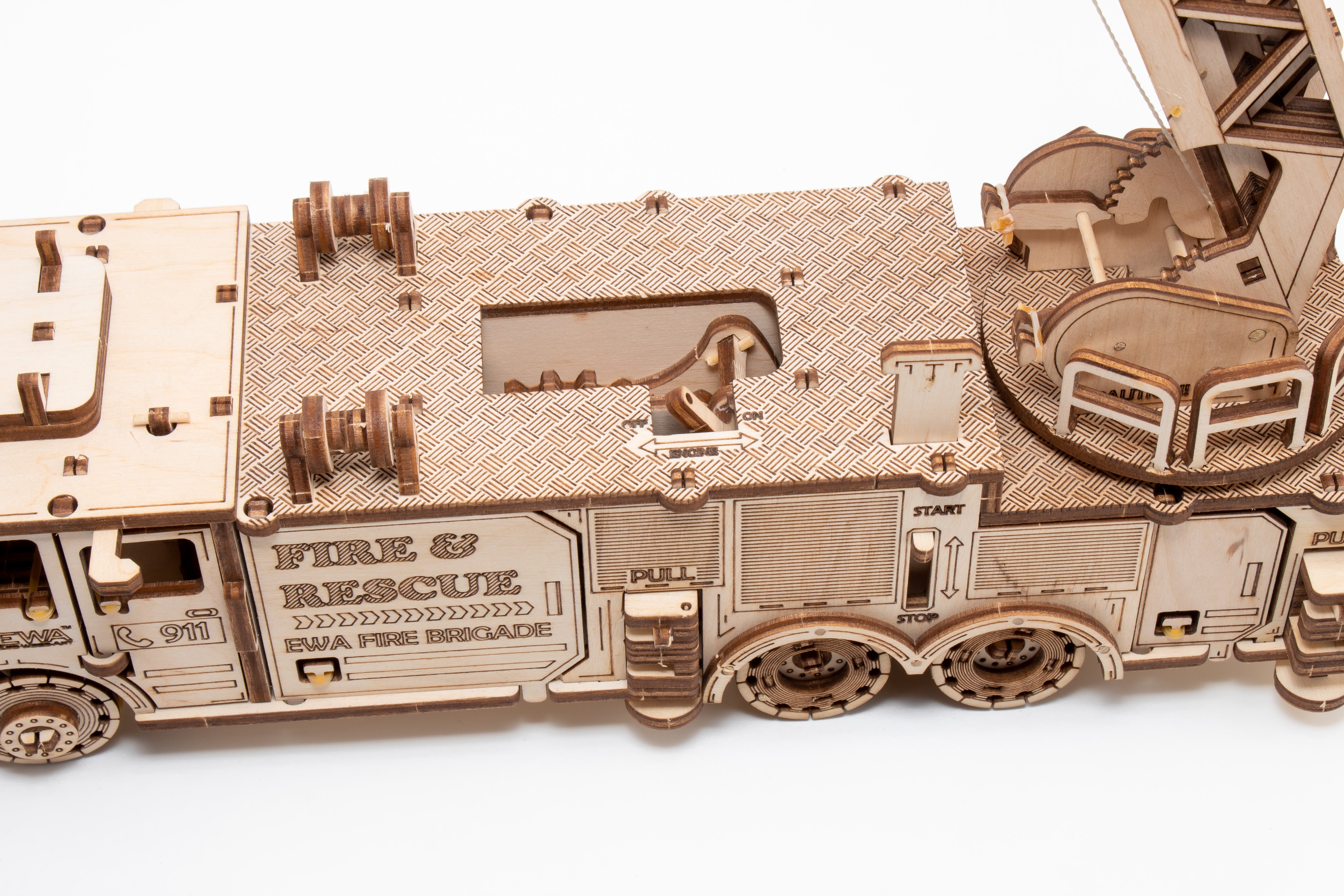 Das 3D-Holzpuzzle „Mechanisches Feuerwehrauto“ besteht aus hochwertigem Holz mit detailreichen Gravuren wie „FIRE & RESCUE“ – ideal für spielerisches Training der Feinmotorik.