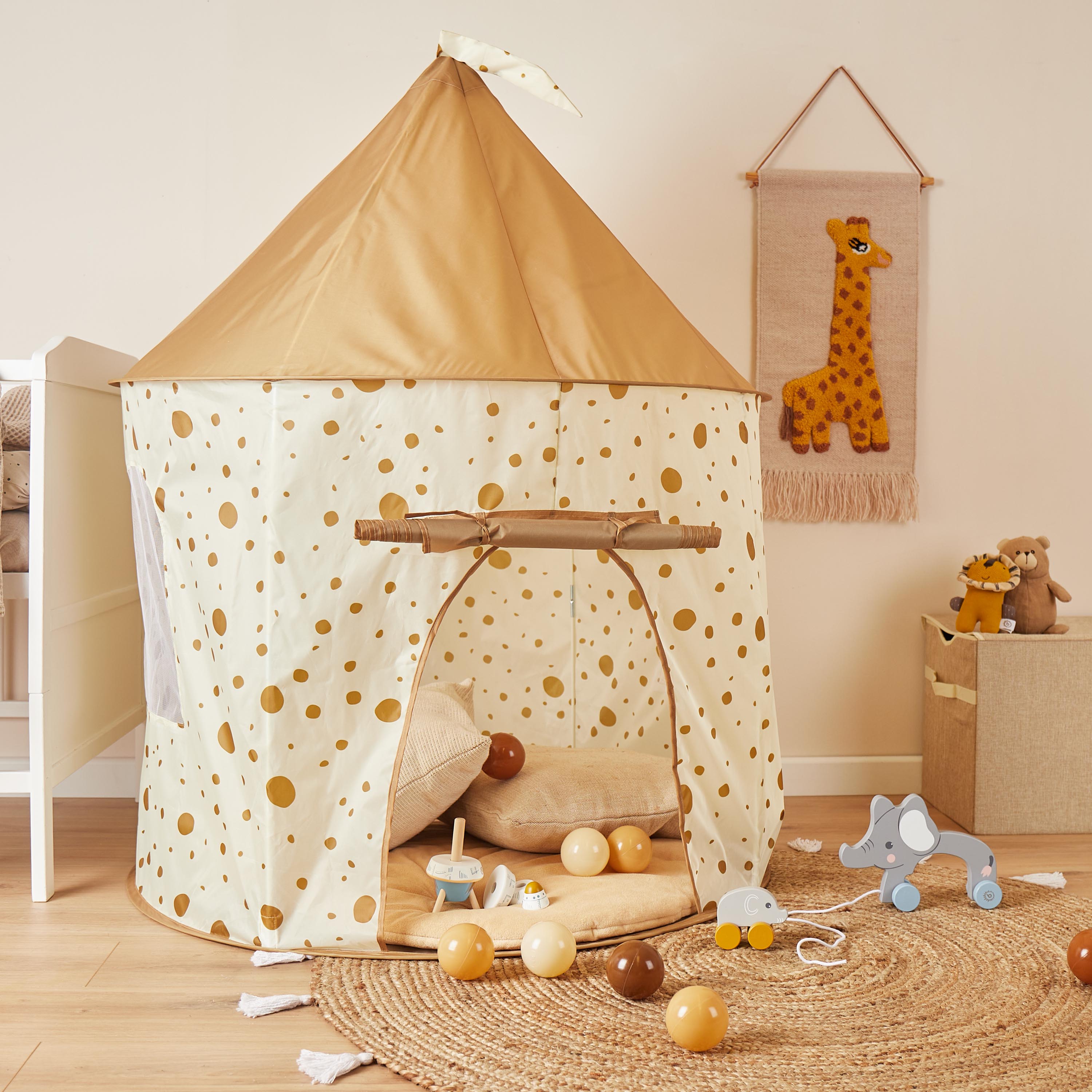 Weiß Braunes Pop-Up Spielzelt mit Punkten in beigem Kinderzimmer