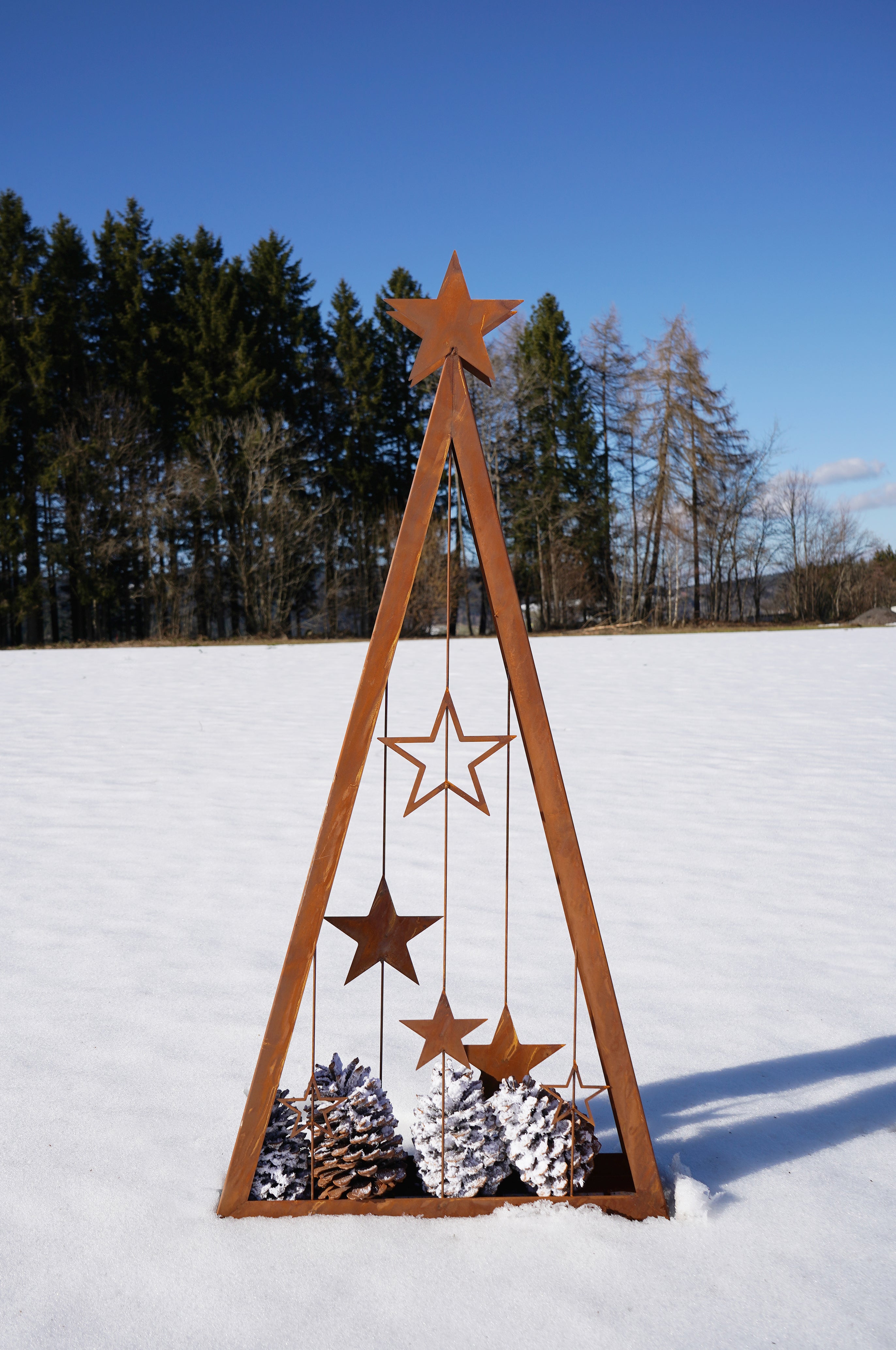 Der Edelrost-Weihnachtsbaum im Schnee und der Natur.