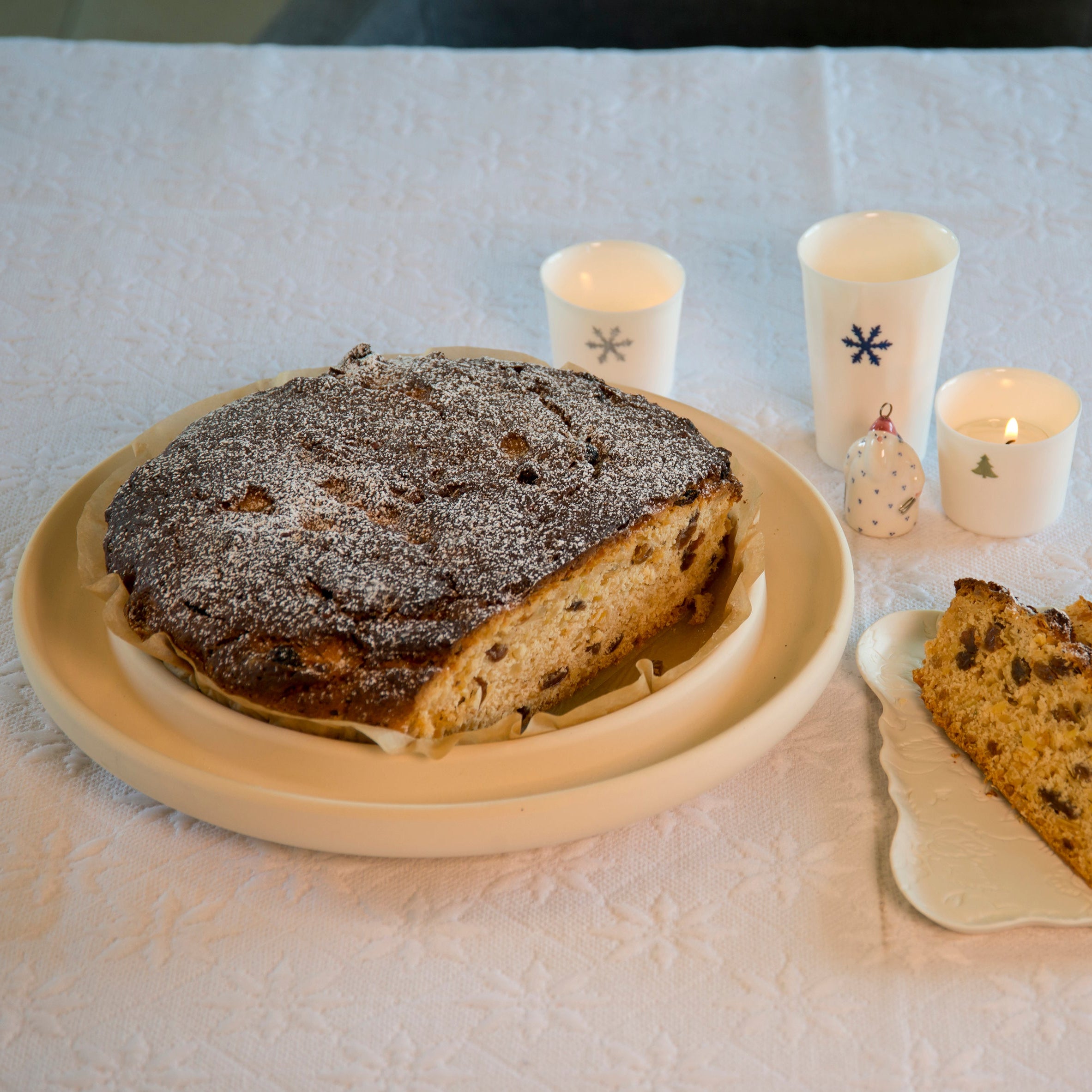Die Backplatte Bread & Cake von DENK Keramik auf weißer Tischdecke mit Gebäck