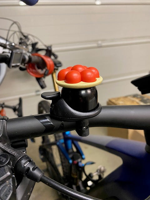 Die Schwarzwald Bollenhut Fahrradklingel ist eine Fahrradklingel in Form einer kleinen Torte mit roten Beeren, die Ihrer Fahrt einen Hauch Schwarzwald-Charme verleiht.