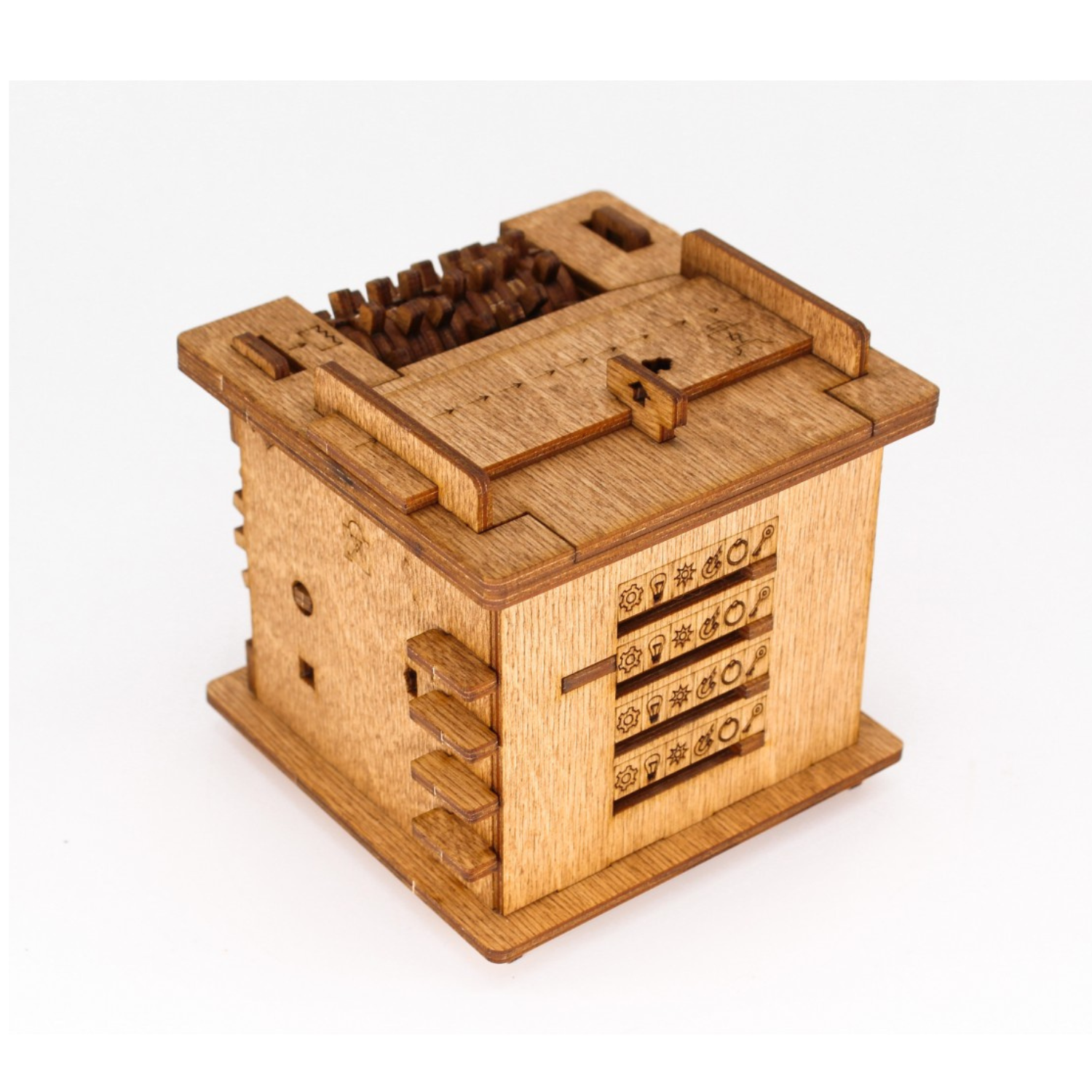 Eine kleine Rätselbox aus Holz, „Schrödingers Katze“, mit eingravierten Symbolen und Zahnrädern an den Seiten, die an eine Escape-Room-Herausforderung erinnern und auf einem weißen Hintergrund angezeigt werden.