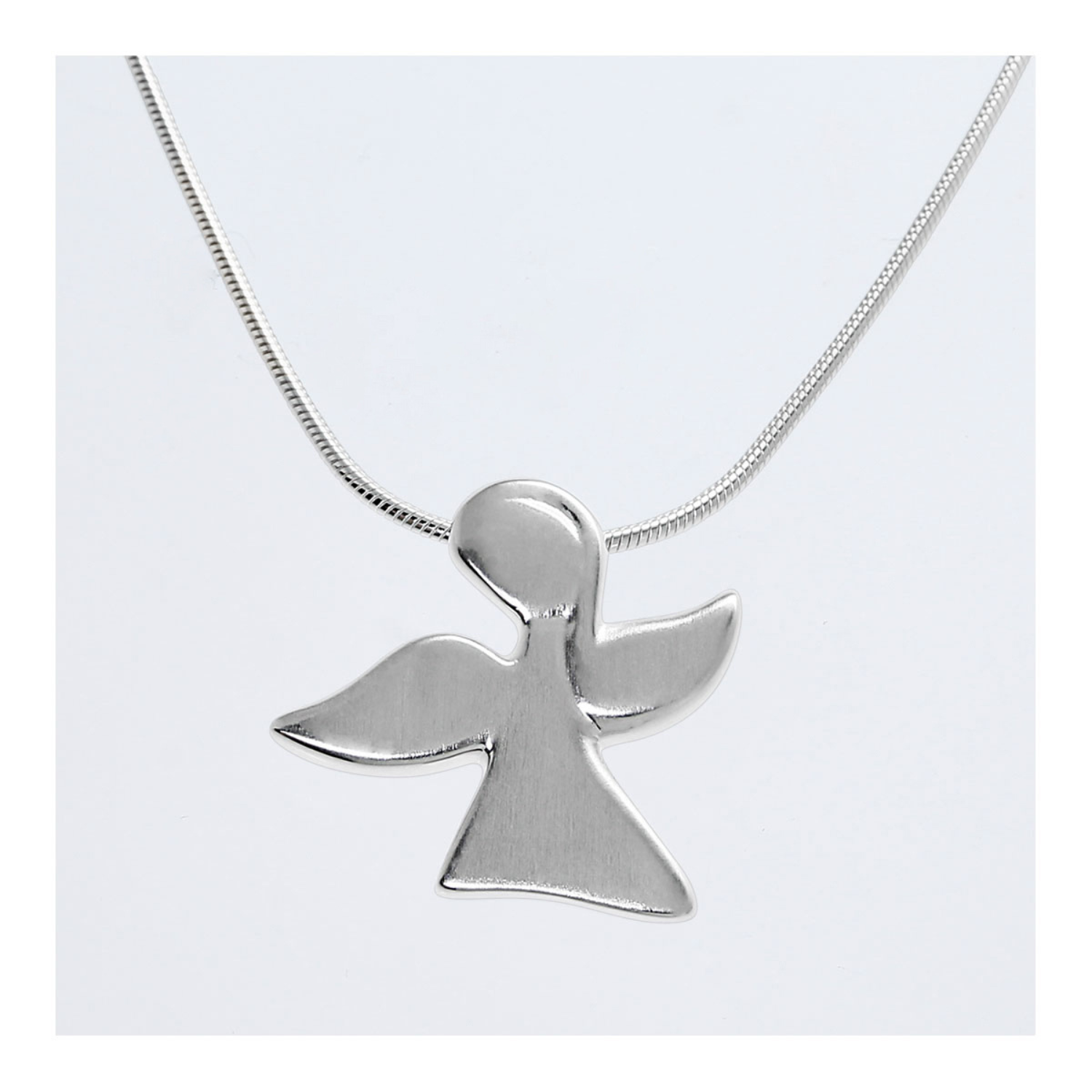 Schutzengel mit Kette aus 925er Silber in Engelsform, elegant präsentiert an einer feinen Kette vor weißem Hintergrund.