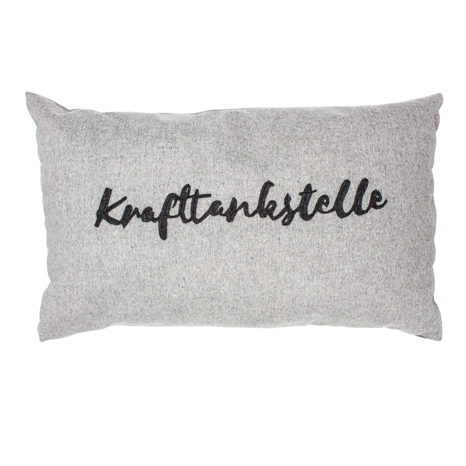 Das Zirbenkissen 30 x 50 cm ist ein graues, rechteckiges Kissen aus weichem Tiroler Loden mit der schwarzen Aufschrift „Krafttankstelle“ auf der Vorderseite für alpinen Komfort.