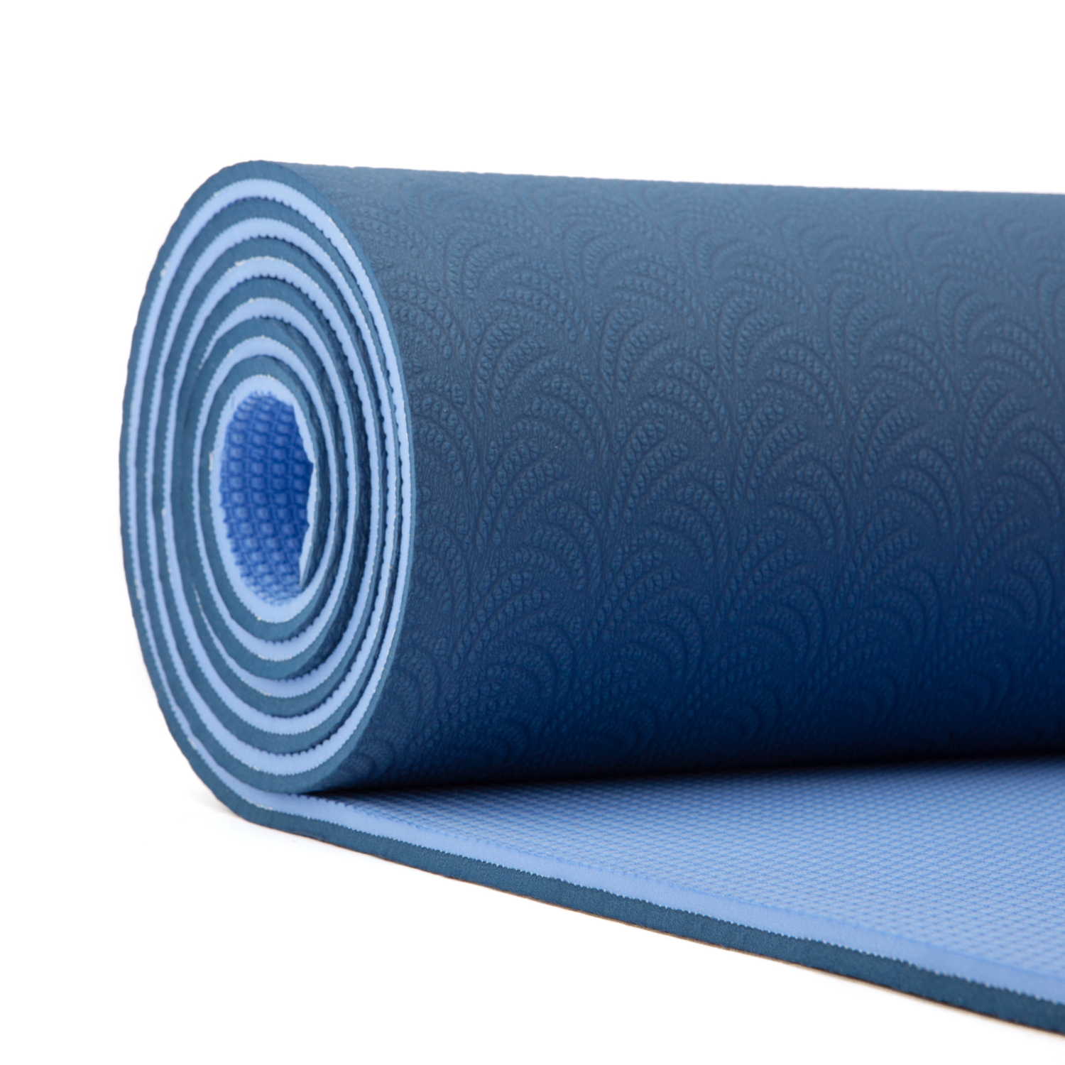 Eine aufgerollte blaue Yoga-/Gymnastikmatte aus umweltfreundlichem TPE mit strukturierter Oberfläche und hellblauen Rändern, abgebildet auf weißem Hintergrund.