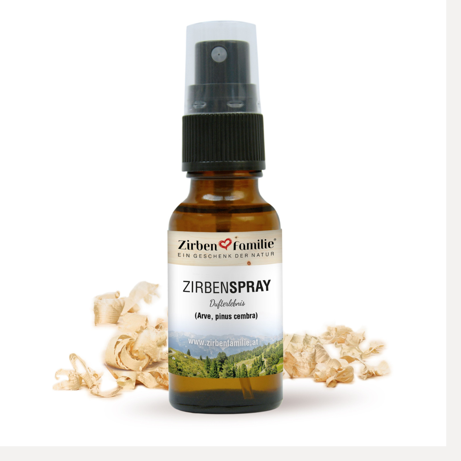 Das ZirbenSpray 20 ml befindet sich in einer Braunglasflasche mit Sprühaufsatz, umgeben von Holzspänen – ideal für Raumlufterfrischung mit natürlichem ZirbenÖl.