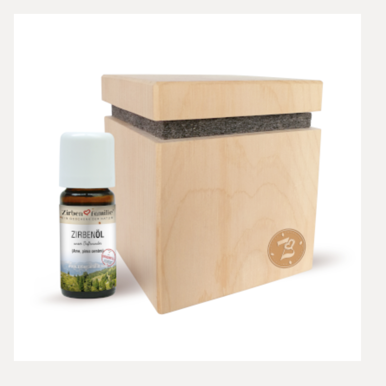 Das Zirbenwürfel-Set Premium-Edition besteht aus einem Fläschchen ätherischen Öls und einer hellen Zirbenwürfel-Box aus Holz, komplett mit Filzstreifen und Logo.
