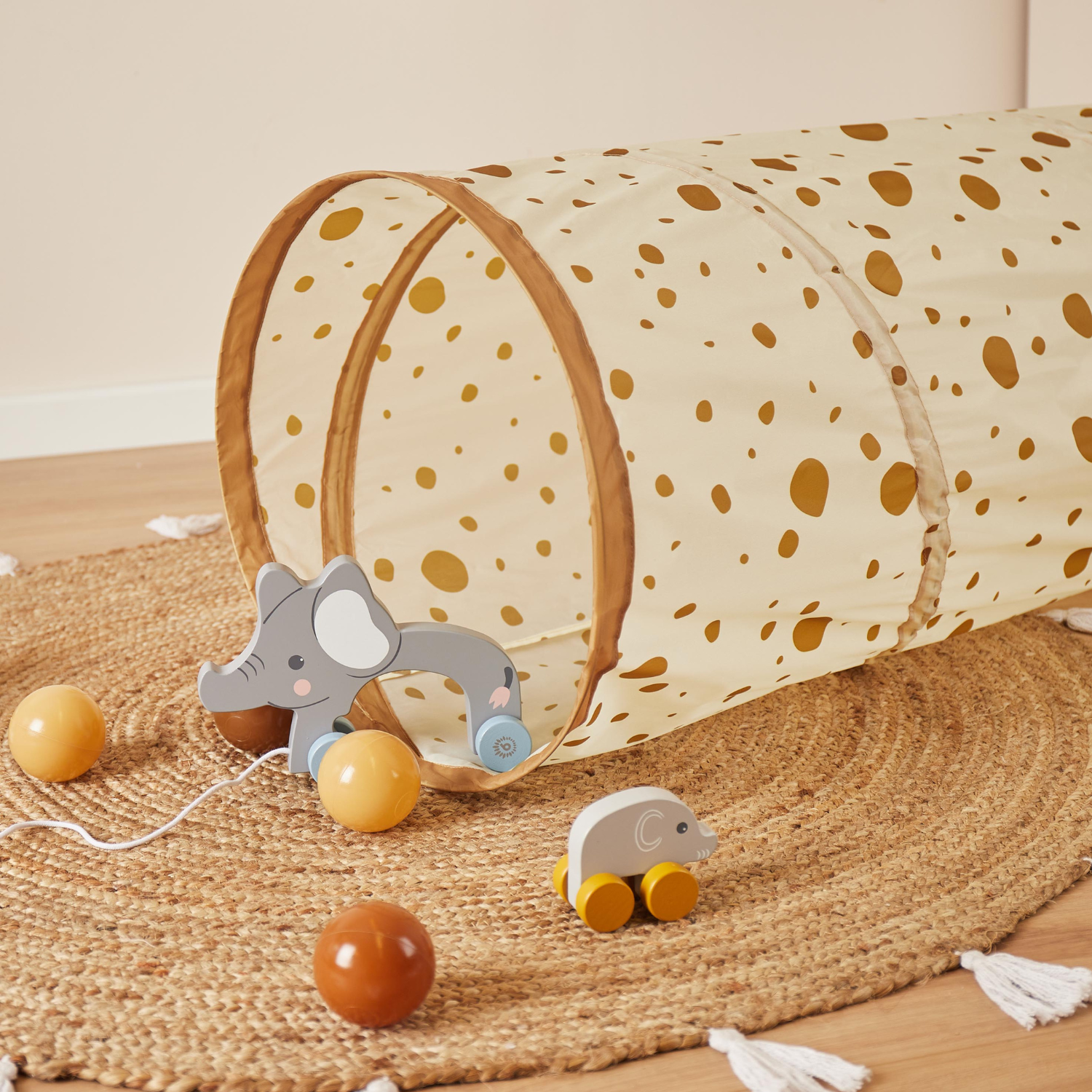 Weißbrauner Pop Up Spieltunnel mit Punkten im Kinderzimmer mit Spielzeug