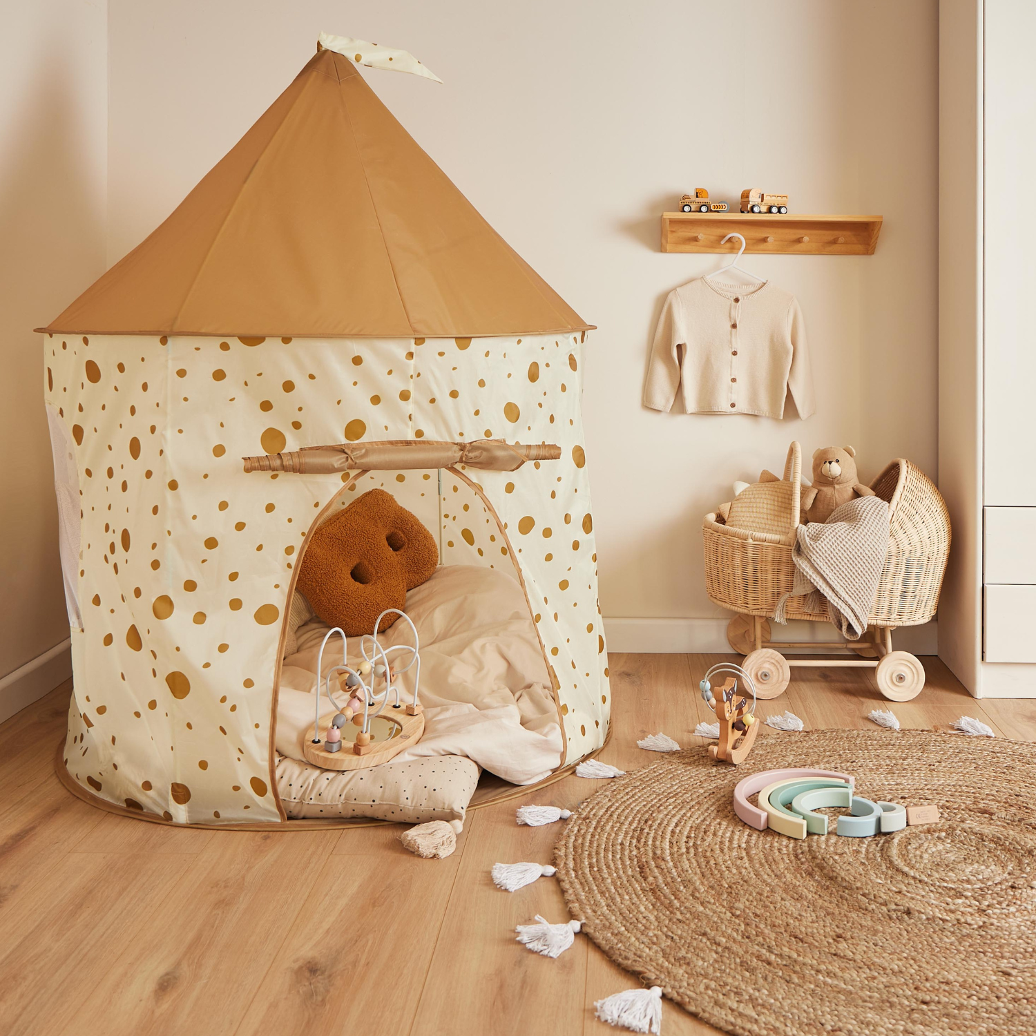Weiß Braunes Pop-Up Spielzelt mit Punkten in beigem Kinderzimmer
