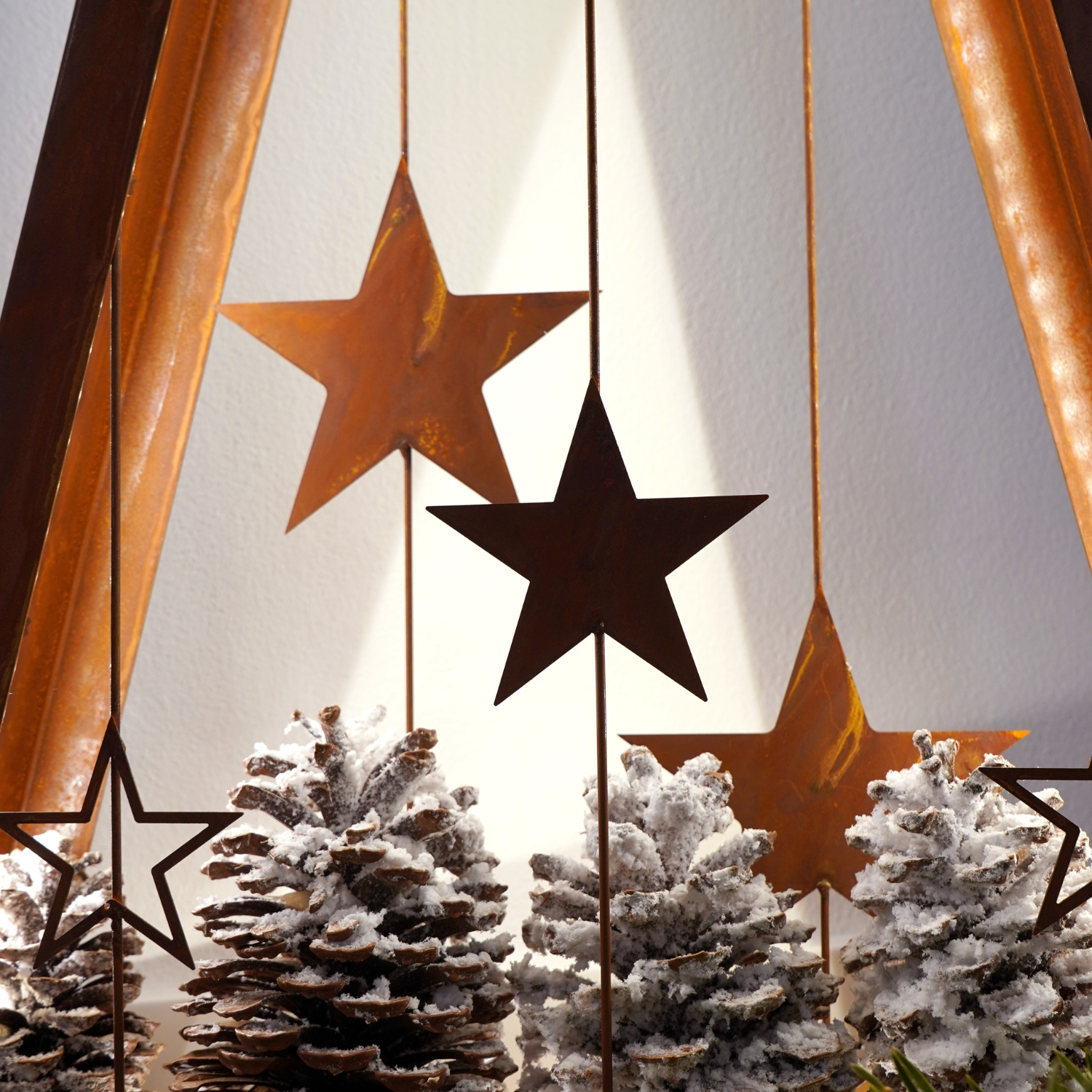 Nahaufnahme der Sterne des Edelrostweihnachtsbaums