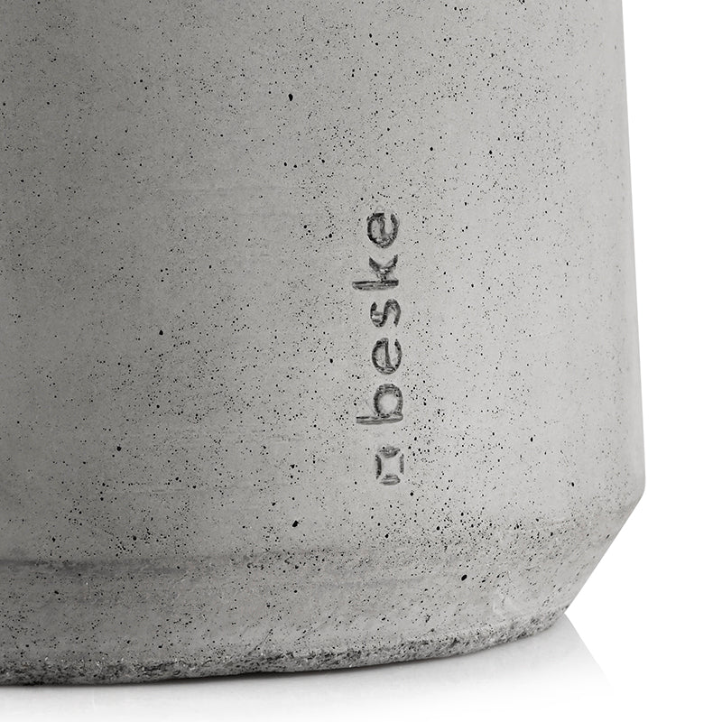 Nahaufnahme der grauen Oberfläche des Beske Weinkühlers „Eiskar“ mit vertikal eingraviertem „Beske“, perfekt als stilvoller Weinkühler für Ihren Lieblingsweißwein.