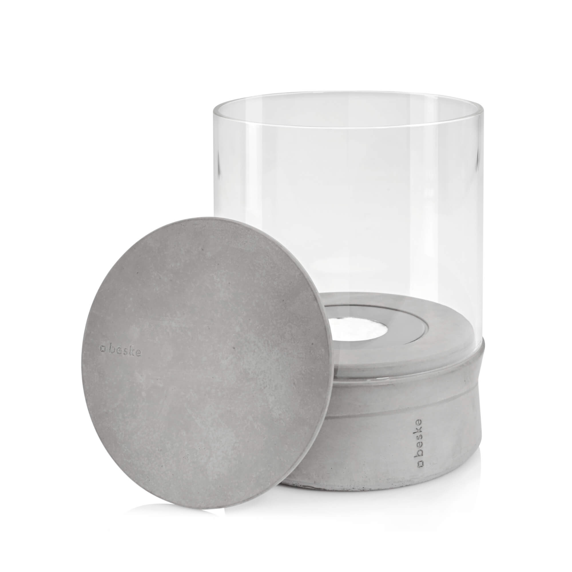 Das Ethanolfeuer der Beske Manufaktur ist ein zylindrischer Behälter aus Glas und Beton mit abnehmbarem Betondeckel, ideal für den Einsatz als stilvoller Tischkamin mit Bio-Ethanol.