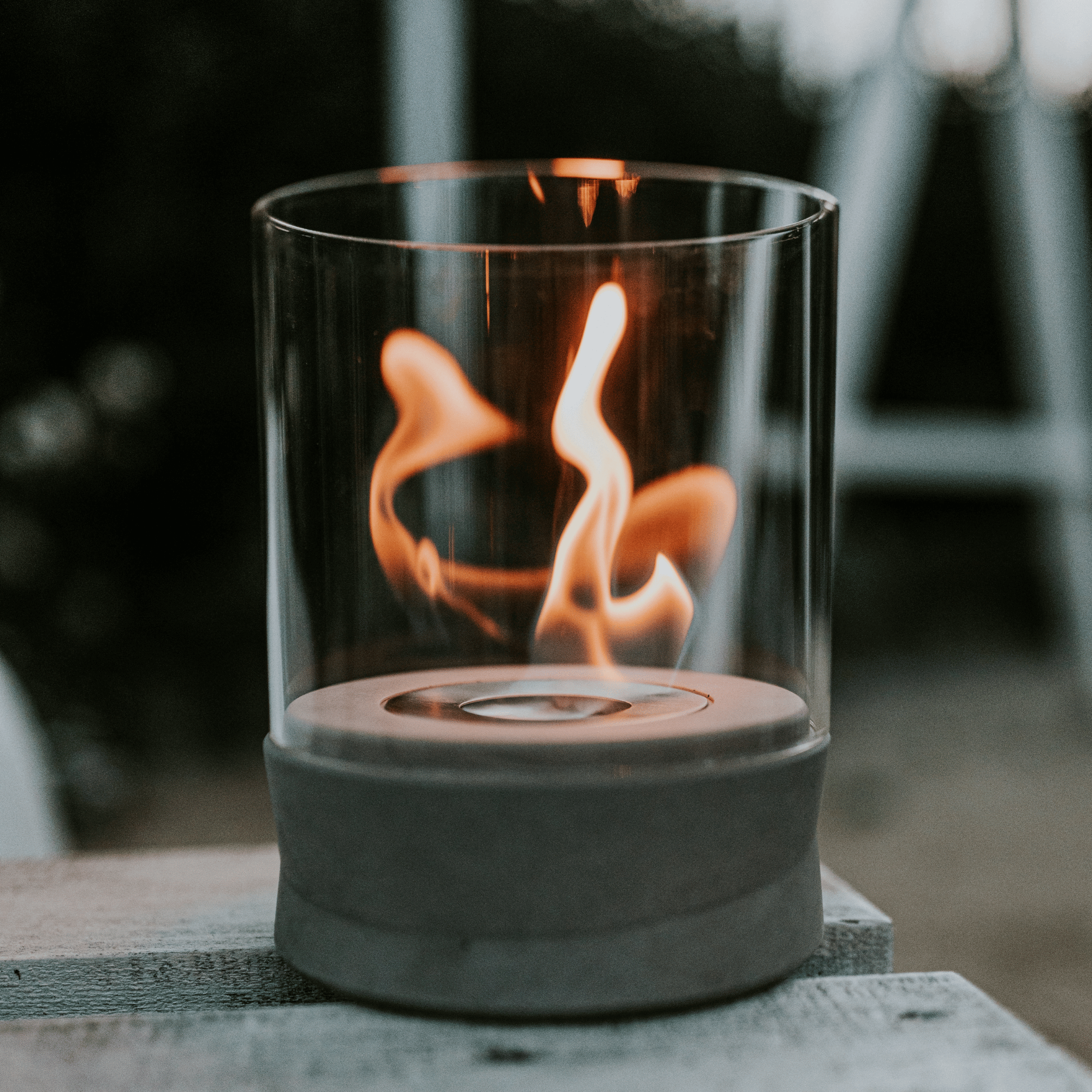 Das Ethanolfeuer von Beske Manufaktur ist eine kompakte Feuerstelle aus Glas, die mit Bioethanol betrieben wird, eine sichtbare Flamme aufweist und sich perfekt für den Einsatz im Freien auf Holzoberflächen eignet.