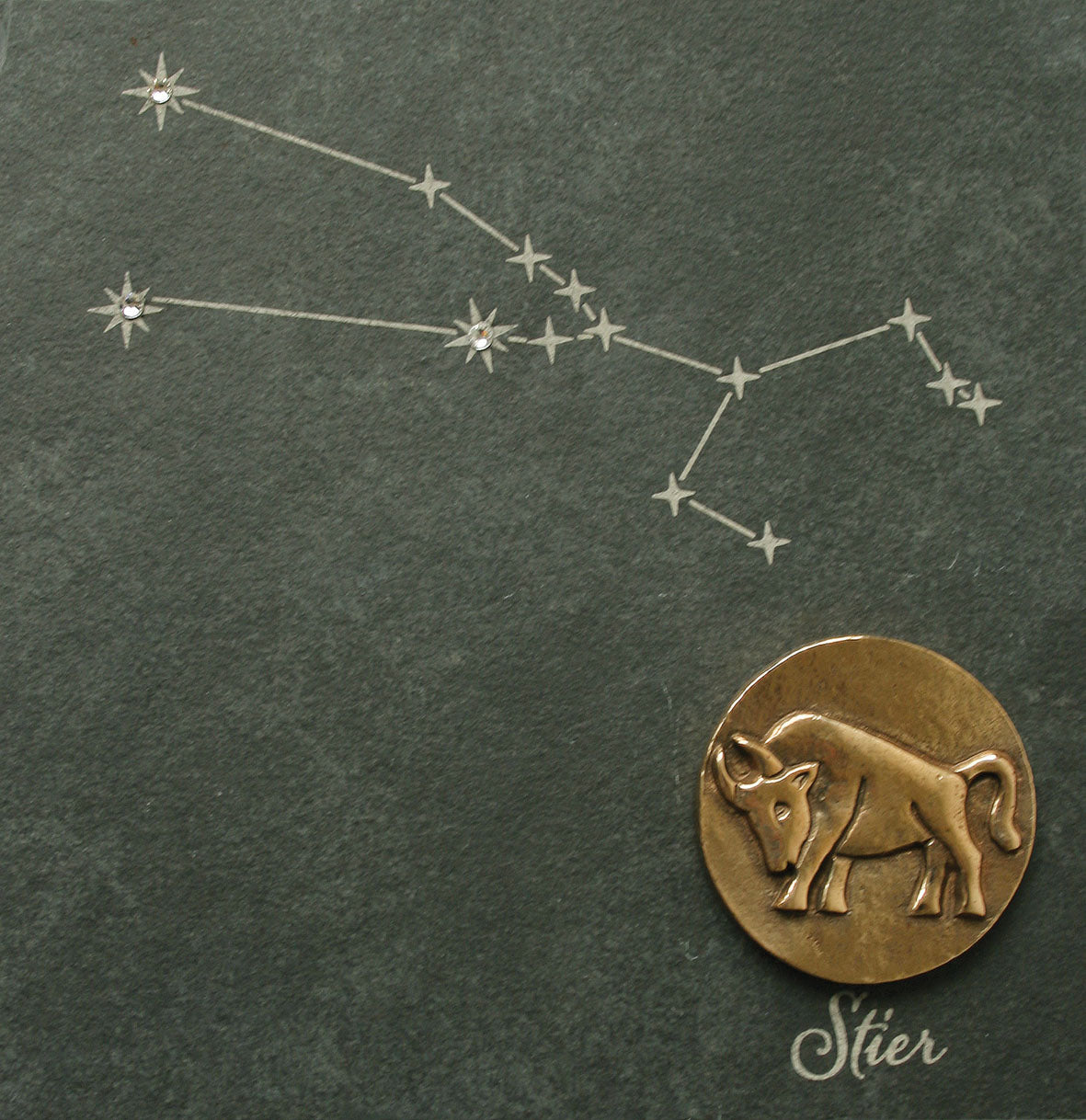 Die bronzene Sternzeichen-Münze zeigt das Sternbild Stier über einem goldenen Stier mit der Aufschrift „Stier“, auf dunklem Hintergrund und hervorgehoben mit funkelnden Swarovski-Elementen.