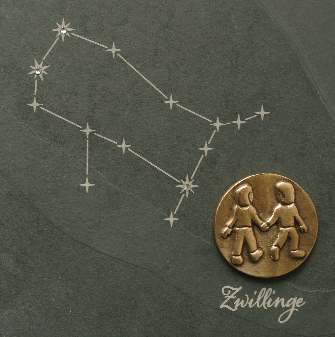 Das Bronze-Sternzeichen-Gemini-Diagramm zeigt zwei Figuren, die sich an den Händen halten, mit Swarovski-Elementen auf Naturschiefer verziert und mit dem Wort „Zwillinge“ versehen.