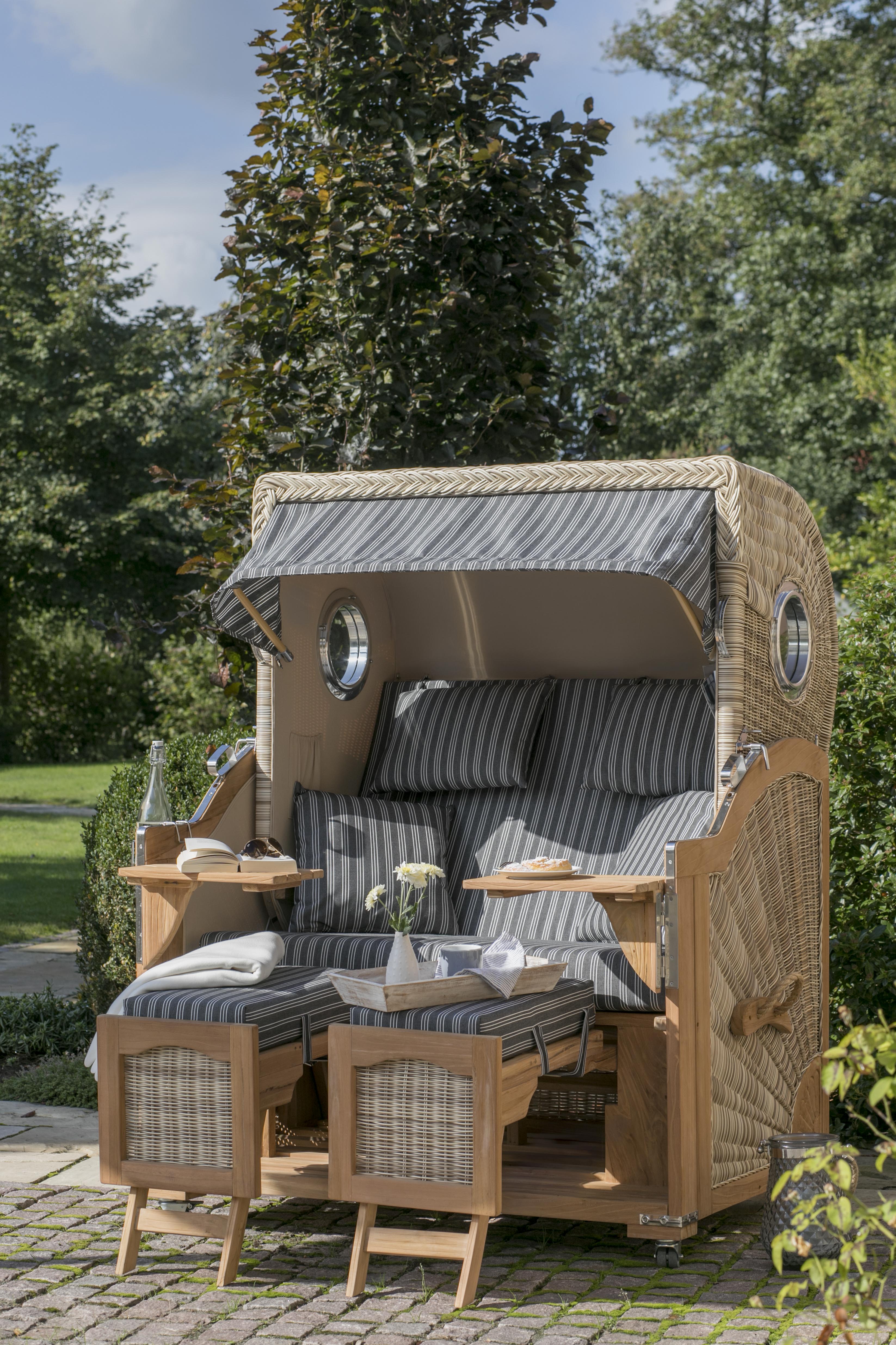 Der Strandkorb DÜNE Design grau mit Nadelstreifen inkl. Feuerschale gratis verleiht einer Terrasse im üppigen Gartenambiente stilvolles Outdoor-Möbel-Flair.