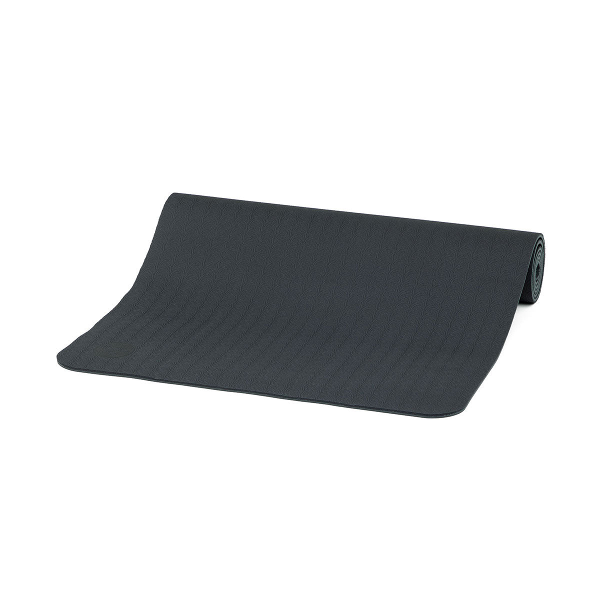 Eine teilweise ausgerollte schwarze Yoga-/Gymnastikmatte aus TPE auf weißem Hintergrund.
