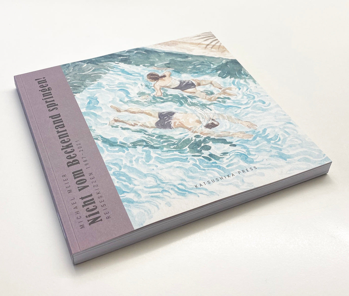 Nicht vom Beckenrand springen! – Reiseskizzen 1987-2021 ist ein ansprechender Bildband mit Cover-Illustration von zwei Schwimmern.