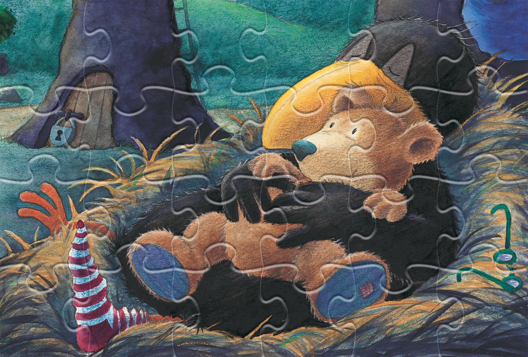 In „Der kleine Rabe Socke – Puzzle 2x24 Teile“ kuscheln Bär und Rabe Socke auf einer Wiese mit gestreifter Socke und Waldkulisse, dargestellt im verspielten Kinderpuzzle-Stil.