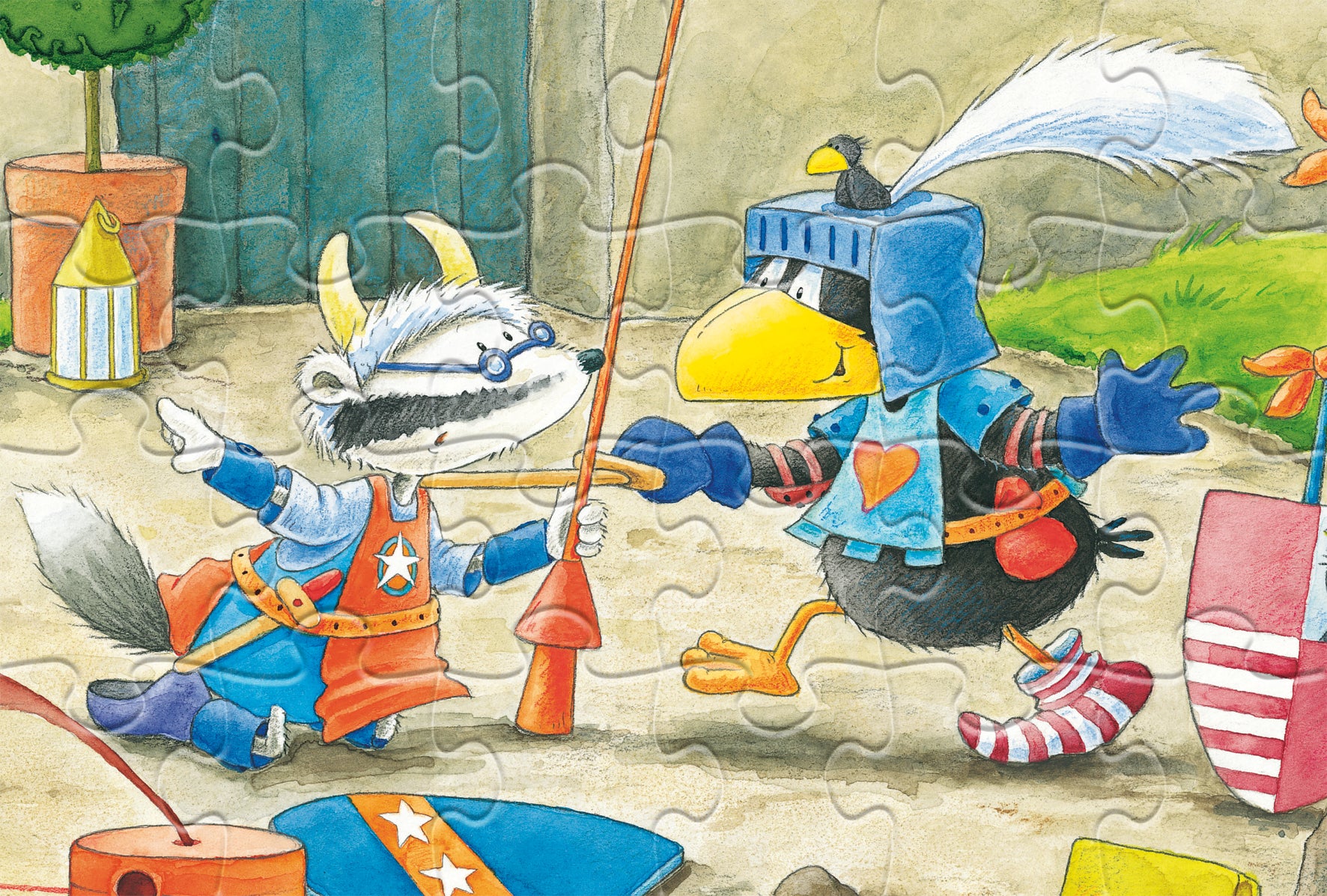 Ein Waschbär und eine Krähe in farbenfrohen Ritterkostümen, inspiriert von „Der kleine Rabe Socke – Puzzle 2x24 Teile“, tun so, als würden sie draußen duellieren – eine lustige Szene, perfekt für Kinder, die fantasievolle Abenteuer und Puzzles lieben.