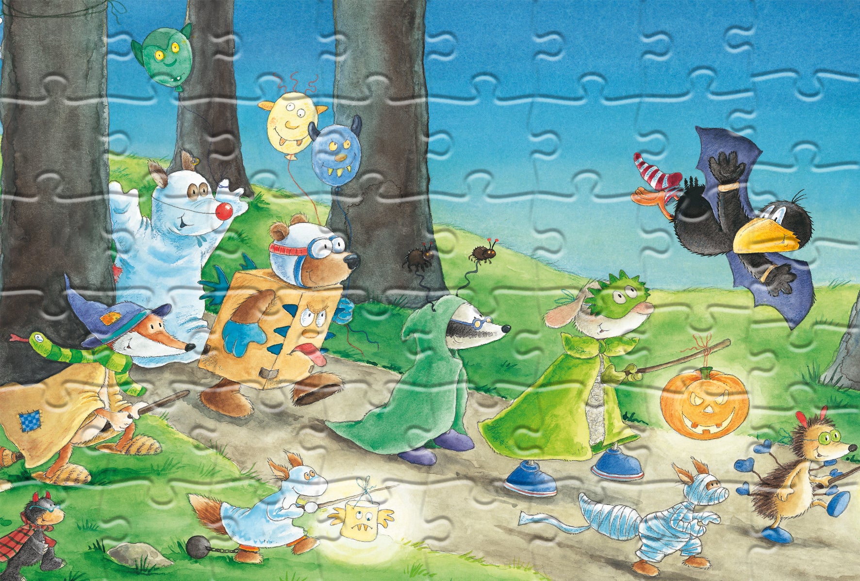 Zeichentricktiere, darunter der kleine Rabe Socke, spazieren in Halloweenkostümen mit Laternen durch einen sonnenbeschienenen Wald und feiern die Freundschaft – ganz wie in einer Szene aus „Der kleine Rabe Socke – Puzzle 3x49 Teile“.