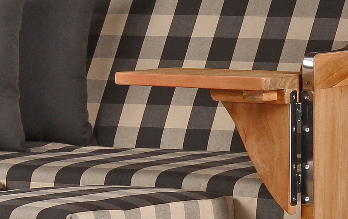Der Strandkorb DÜNE Design verfügt über einen grau karierten gepolsterten Sitz mit einem daran befestigten Tabletttisch aus Holz und vereint klassischen Stil mit erstklassiger Handwerkskunst. Eine kostenlose Feuerschale ist im Lieferumfang enthalten.