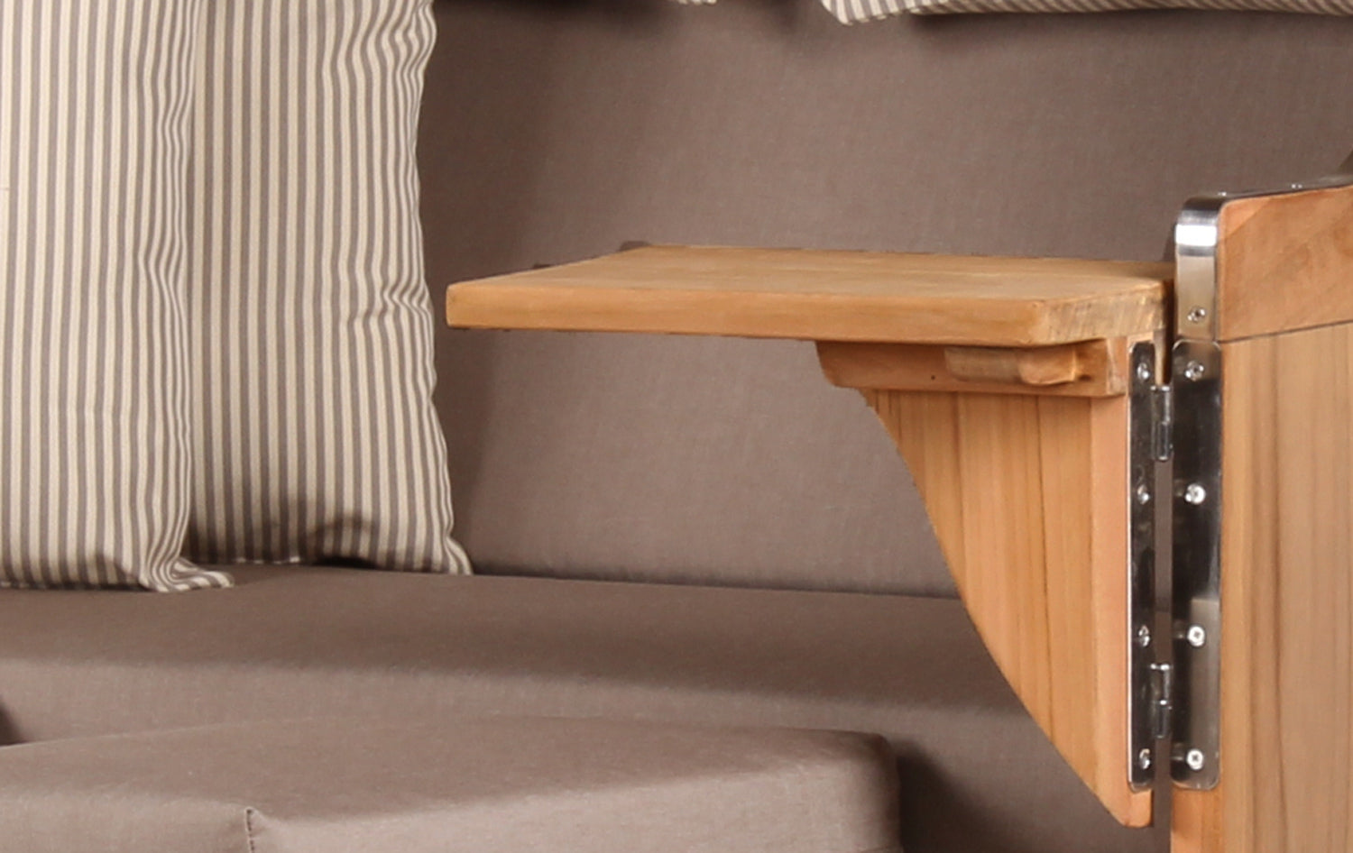 Der Strandkorb DÜNE Design Taupe-Creme inkl. Feuerschale gratis bringt klassischen Strandcharme ins Freie, mit gestreiften Kissen und einem ausklappbaren Teakholztisch, der für eine gemütliche, stilvolle Outdoor-Möbel-Atmosphäre sorgt.